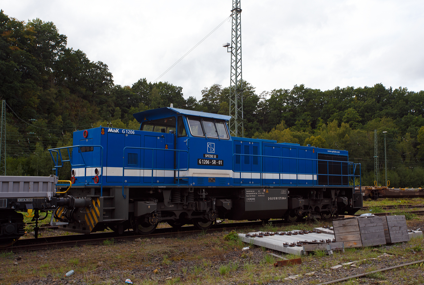 Die SPITZKE G 1206-SR-01 / 275 846-4 (92 80 1275 846-4 D-SLG) der SPITZKE SE (Großbeeren), ex XR 01 der SPITZKE RIEBEL GLEISLOGISTIK, ex V 200 001 der Xaver Riebel Gleisbau, ist am 13 September 2025, mit einigen vierachsigen Flachwagen der Gattung Rens, im Rbf Betzdorf/Sieg abgestellt.

Die MaK G 1206 wurde 2003 von Vossloh unter der Fabriknummer 1001382 gebaut und an die Xaver Riebel Gleisbau als V 200 001 geliefert.
Lebenslauf
18.03.2003 Auslieferung an Xaver Riebel Gleisbau GmbH & Co. KG, Buchloe  V 200 001 
09.12.2008 SRG - SPITZKE RIEBEL GLEISLOGISTIK GmbH, Buchloe  XR 01  (NVR-Nummer: 92 80 1275 846-4 D-XR)
Ab 01.07.2015 SPITZKE SE, Großbeeren  XR 01 (92 80 1275 846-4 D-SLG), später Umzeichnung in  G 1206-SR-01 
