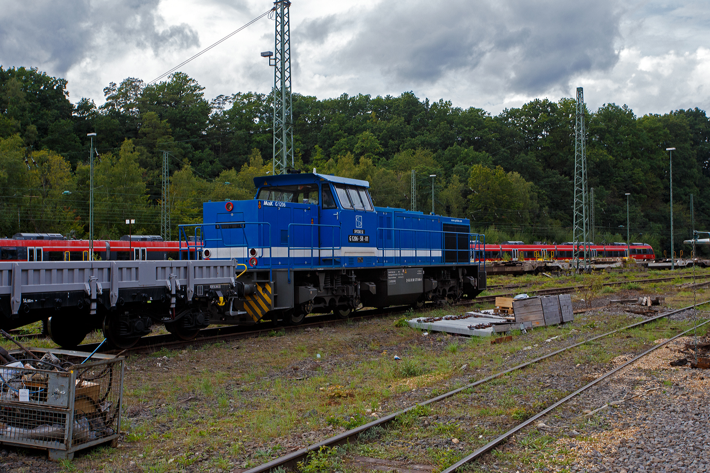 Die SPITZKE G 1206-SR-01 / 275 846-4 (92 80 1275 846-4 D-SLG) der SPITZKE SE (Großbeeren), ex XR 01 der SPITZKE RIEBEL GLEISLOGISTIK, ex V 200 001 der Xaver Riebel Gleisbau, ist am 13 September 2025, mit einigen vierachsigen Flachwagen der Gattung Rens, im Rbf Betzdorf/Sieg abgestellt.

Die MaK G 1206 wurde 2003 von Vossloh unter der Fabriknummer 1001382 gebaut und an die Xaver Riebel Gleisbau als V 200 001 geliefert.
Lebenslauf
18.03.2003 Auslieferung an Xaver Riebel Gleisbau GmbH & Co. KG, Buchloe  V 200 001 
09.12.2008 SRG - SPITZKE RIEBEL GLEISLOGISTIK GmbH, Buchloe  XR 01  (NVR-Nummer: 92 80 1275 846-4 D-XR)
Ab 01.07.2015 SPITZKE SE, Großbeeren  XR 01 (92 80 1275 846-4 D-SLG), später Umzeichnung in  G 1206-SR-01 