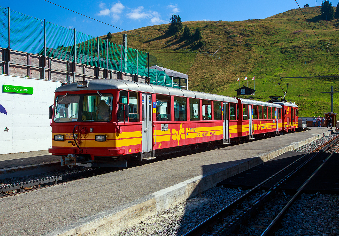 Die tpc BVB HGe 4/4 32 „Villars“ hat am 10 September 2023 mit einem Personenzug (Personenwagen tpc BVB B 51 und Steuerwagen tpc BVB Bt 54) den Bergbahnhof Col-de-Bretaye (1.808 m ü. M.) erreicht.

Die BVB HGe 4/4 31 (Baujahr 1953) und hier die 32 (Baujahr 1964) sind schmalspurige gemischte Zahnrad- und Adhäsionslokomotiven mit Gepäckabteil der ehemaligen BVB - Bex–Villars–Bretaye-Bahn (Chemin de fer Bex–Villars–Bretaye), heute Betriebsteil der tpc - Transports Publics du Chablais.  Die Loks wurden von der SLM - Schweizerische Lokomotiv- und Maschinenfabrik in Winterthur gebaut, der elektrische Teil ist von der MFO - Maschinenfabrik Oerlikon. Die Wagen wurden 1953 von der SIG (Schweizerische Industrie-Gesellschaft) in Neuhausen am Rheinfall gebaut, die Elektrik ist von der MFO (Maschinenfabrik Oerlikon).

Heute sind die Loks nicht mehr im Planeinsatz, früher bespannten sie vor allem schwere Personenzüge im Pendelzugbetrieb. Hier an dem Wochenende (08 bis 10 September 2023) feiert die TPC 125 Jahre BVB! (Les TPC célèbrent les 125 ans du BVB!). So kamen auch historische Züge und Triebwagen zum Einsatz. Unteranderem gab es auch an dem Wochenende jeweils Tageskarten für das gesamte TPC-Netz für günstige 10,00 CHF/Tag und Person.

TECHNISCHE DATEN der Lok:
Inbetriebsetzung: 1953 (Nr. 31 – 1964 umgebaut)  / 1964 (Nr. 32)
Spurweite: 1.000 mm
Achsfolge: Bo'zz Bo'zz
Zahnstangensystem: Abt
Länge über Puffer: 10.000 mm
Eigengewicht: 24,4 t
Max. Ladegewicht: 0,5 t
Höchstgeschwindigkeit (Adhäsion): 35 km/h
Höchstgeschwindigkeit (Zahnrad): 19 km/h Berg auf / 15 km/h (Talfahrt)
Leistung: 368 kW
Fahrleitungsspannung: 700 V = 

Hier die Strecke der BVB führt hinauf zum Col-de-Bretaye auf 1.808 m ü. M. und ist so der höchste Bahnhof der tpc, mit einer maximalen Neigung von 200 ‰ ist die BVB aber nicht die steilste Strecke, das ist die AL- Aigle-Leysin-Bahn mit 230 ‰ Steigung.
