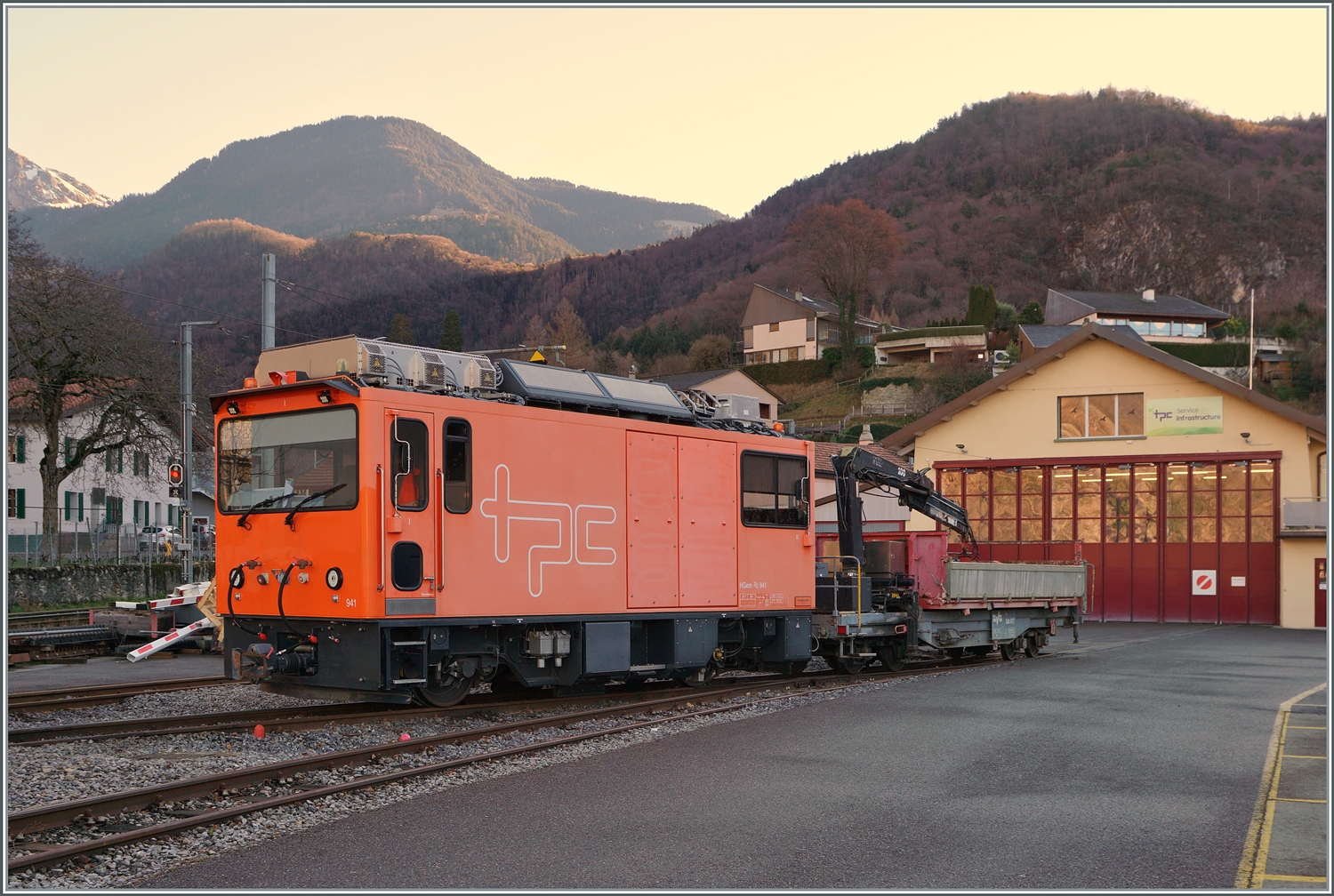 die TPC HGem 2/2 941 im ehemaligen Bahnhof Aigle Dépôt, der heute für den Reisezugverkehr den Namen Aigle Château trägt, und sonst als TPC Infrastructure firmiert. 

27.Jan. 2024
