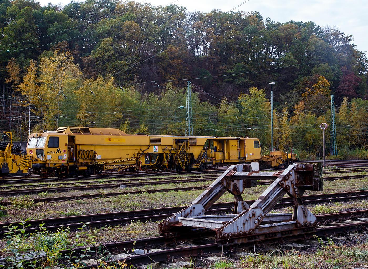 Die USM 641“Ruhpott“ eine Matisa Universal-Stopfmaschine B 66 U – D2 (einschl. Schotter-Kehrbürste am Anhänger)  der DB Bahnbau Gruppe (Schweres Nebenfahrzeug Nr. D-DB 99 80 9424 026-9, ex 97 43 38 002 17-9), ex DB Netz AG, abgestellt am 29.10.2022 in Betzdorf (Sieg), davor steht die SSP 911 eine Deutsche Plasser  Schnellschotterplaniermaschine SSP 110 SW (Schweres Nebenfahrzeug Nr. D-DB 99 80 9425 077-1, ex 97 16 40 065 18-3), der DB Bahnbau Gruppe.

Die Stopfmaschine wurde 1996 von Matisa (CH) unter der Fabriknummer 667gebaut. Sie hat die EBA-Nummer EBA 95 Y 01 J 001.

Die B 66 U ist eine Hochleistungs-Stopfmaschine, die sich durch Stopfwerkzeuge mit einer Reichweite von 2800 mm ab Gleismitte auszeichnet. Sie ist insbesondere für die Bearbeitung von Weichen bestimmt ist. Die vier Stopfeinheiten können unabhängig voneinander in  allen drei Achsen bewegt werden, was sie besonders auszeichnet. Der seitliche Verfahrweg ermöglicht das Stopfen des abgehenden Stranges bis zu einem Abstand von 2.800 mm ab Gleisachse, während die Längsbeweglichkeit über 560 mm das Unterstopfen der schräg verlegten Langschwellen vereinfacht.

TECHNISCHE DATEN:
Spurweite: 1.435 mm     
Länge über Puffer : 35.765 mm    
Eigengewicht: 89,3 t      
Nutzlast: 1,5 t      
Zul. Anhängelast: 40 t      
Zur Mitfahrt zugel.: 6 Personen      
Hg: 100 km/h

Noch einige Daten der  B 66 U aus dem Prospekt der Fa. Matisa:
 
Achsabstand der Drehgestelle:  1.800 mm
Raddurchmesser: 840 mm
Min. Kurvenradius im Arbeitsbetrieb: 150 m
Min. Kurvenradius im Fahrbetrieb: 100 m
Leistung des Dieselmotors:  400 kW (545 PS)
Hebekraft:  2x 125 kN
Richtkraft:  150 kN
Max. Hebeweg:  150 mm
Seitlicher Verschiebebereich: +/- 200 mm
Seitliche Ausschwenkung des Stopfpickel in Bezug auf die Gleisachse: 2800 mm
Längsverschiebung der 4 Stopfeinheiten: 560 mm
Hebekraft für den Abzweigenden Strang: 120 kN
Max. Versatz in Bezug auf die Gleisachse: 3600 mm
Leistung auf der Strecke, 1x Stopfen: 650 – 680 m/h
Bearbeiten einer einfachen Weiche: 20 – 25 min
