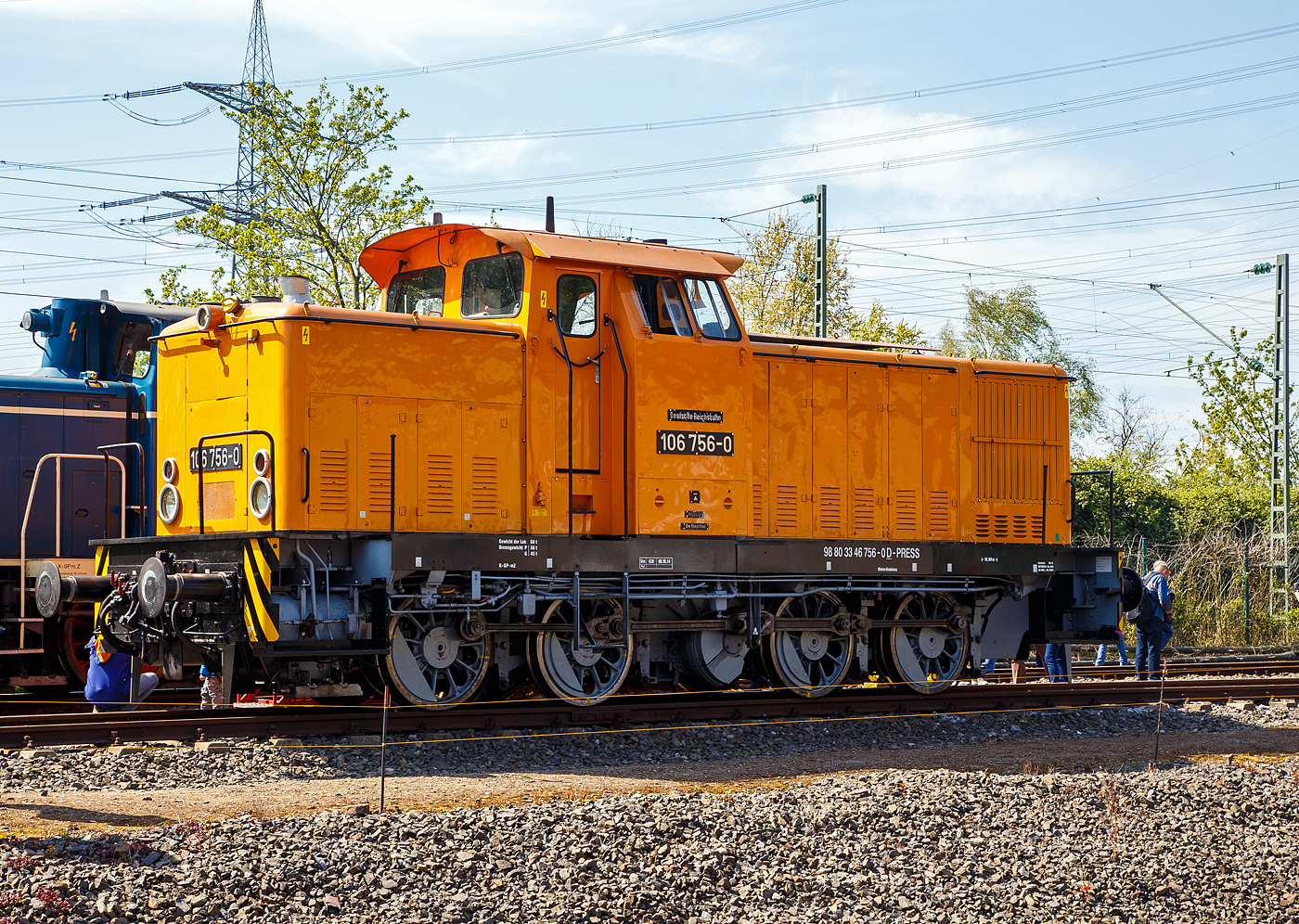 Die V 60 D - 106 756-0 (98 80 3346 756-0 D-PRESS) der PRESS - Eisenbahn-Bau- und Betriebsgesellschaft Pressnitztalbahn mbH, ex MTEG 346 756-0, ex ESTEG 19, am 30 April 2017 im Eisenbahnmuseum Bochum-Dahlhausen, beim Festwochenende  Ost trifft West .

Die V 60 D  (oder V 60.12) wurde 1973 bei LEW (VEB Lokomotivbau Elektrotechnische Werke „Hans Beimler“, Hennigsdorf) unter der Fabriknummer 13787 gebaut und an das VEB Steinkohlenwerk  Karl Marx  Zwickau, Zwickau Steinkohlenwerk Zwickau als Nr. 19 geliefert. Ab 1978 VEB GSP - Gaskombinat Schwarze Pumpe, VEB Steinkohlenkokereien  August Bebel  Zwickau und Juni 1990 ESTEG - Erzgebirgische Steinkohlen-Energie-Gesellschaft mbH Zwickau als ESTEG 19. Im Jahr 2001 kam sie zur MTEG - Muldental-Eisenbahnverkehrsgesellschaft mbH und 2014 zur PRESS.

Die Bezeichnungen 106 756-0 bzw. 346 756-0 bekam sie ja erst im Jahr 2001, nachdem die Nummer, durch die z-Stellung und späteren Zerlegung der ehem. DB 346 756-0, ex DR 106 756-0 (LEW 13024) frei geworden war.