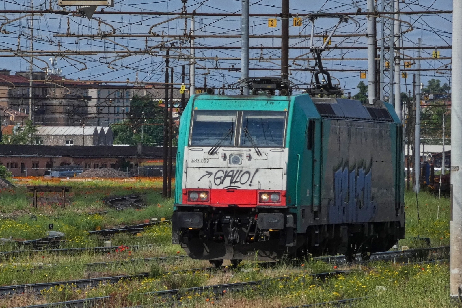 E-Lok 483 009, hat ihren Zug  in der Abstellung des Bahnhofs von Verona abgeh�ngt und durchf�hrt die Abstellung zum Gleiswechsel. 09.05.2025