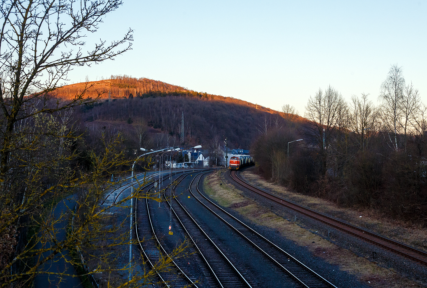 Eigentlich wollten wir nur noch im St�dtchen was Einkaufen, aber dann sah ich das Signal Hp 2….
Die RLG 54 / 175 504-9 (92 80 1275 504-9 D-RLG) eine MaK G 1206 der RLG - Regionalverkehr Ruhr-Lippe GmbH (Soest), vermietet ans Schwesterunternehmen WLE - Westf�lische Landes-Eisenbahn GmbH, kommt am 18. M�rz 2025 auf ihrer Heimreise mit einem leeren G�terzug (Schwerlastwagen) von der Mannesmann Precision Tubes GmbH in Burbach-Holzhausen �ber die Hellertalbahn durch Herdorf.

Die G 1206 wurde 2008 von Vossloh in Kiel unter der Fabriknummer 5001638 gebaut. Sie war die erste wieder mit einen MTU gebaute G 1206. So hat sie einen wassergek�hlten V12-Zylinder-Dieselmotor mit Abgasturbolader und Ladeluftk�hlung vom Typ MTU mit einer Leistung von 1.500 kW (bei 1.800 U/min).
