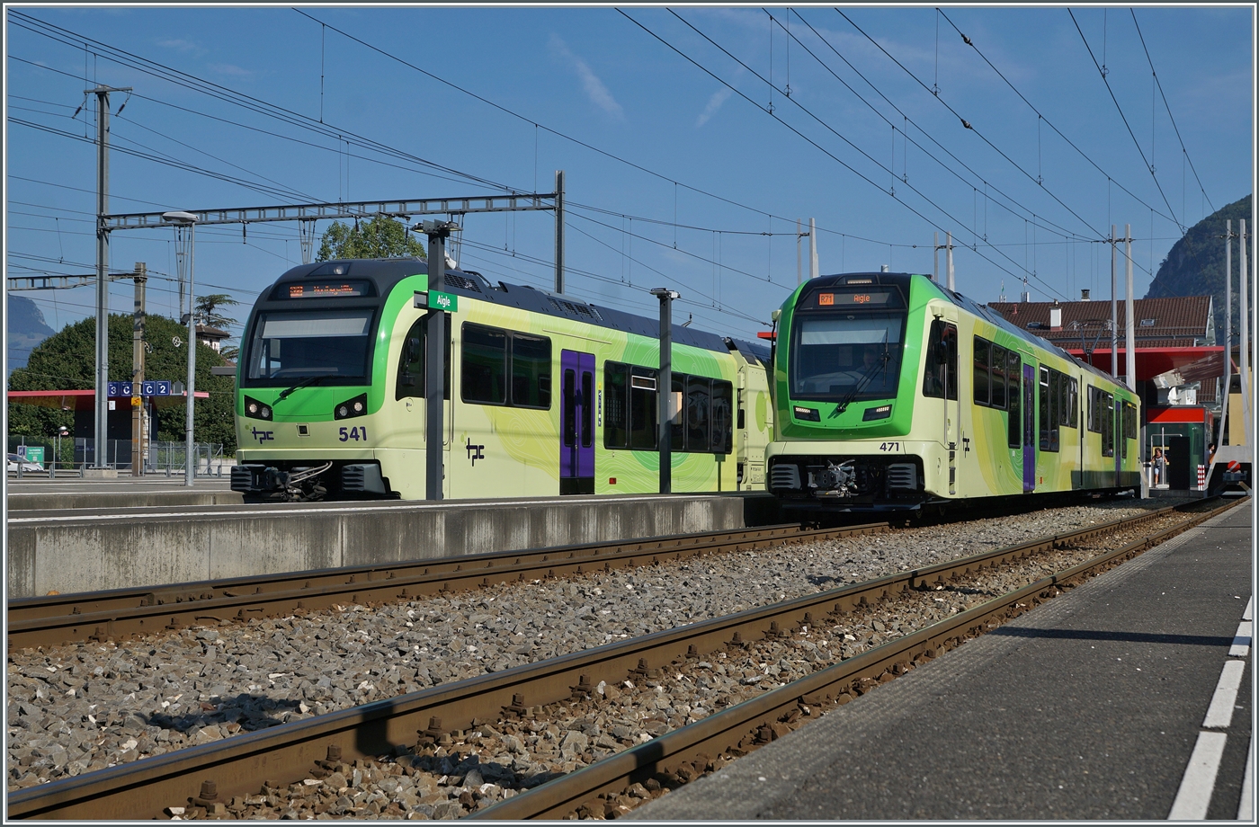 Ein Bild, welches recht schon die Unterschiede zwischen den vor wenigen Jahren beschaffen Beh 2/6 und den neuen ABe 4/8 zeigt. 

In Aigle steht der Beh 2/6 541 zur Abfahrt nach Monthey Ville bereit und der ABe 4/8 ist gerade aus Les Diablerets in Aigle eingetroffen. 

27. Juli 2024