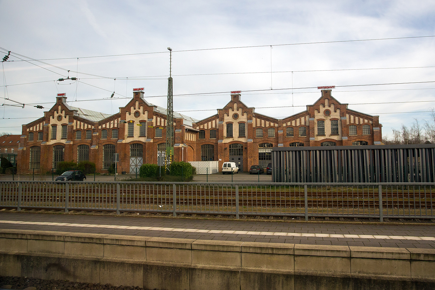 Ein Blick aus dem Zug im Bahnhof Lingen (Ems) am 14 M�rz 2024, auf die Halle IV vom ehemalige Bundesbahn Ausbesserungswerk (AW). Seit 1997 befindet sich hier drin die gr��te Kunsthalle im westlichen Niedersachsen.