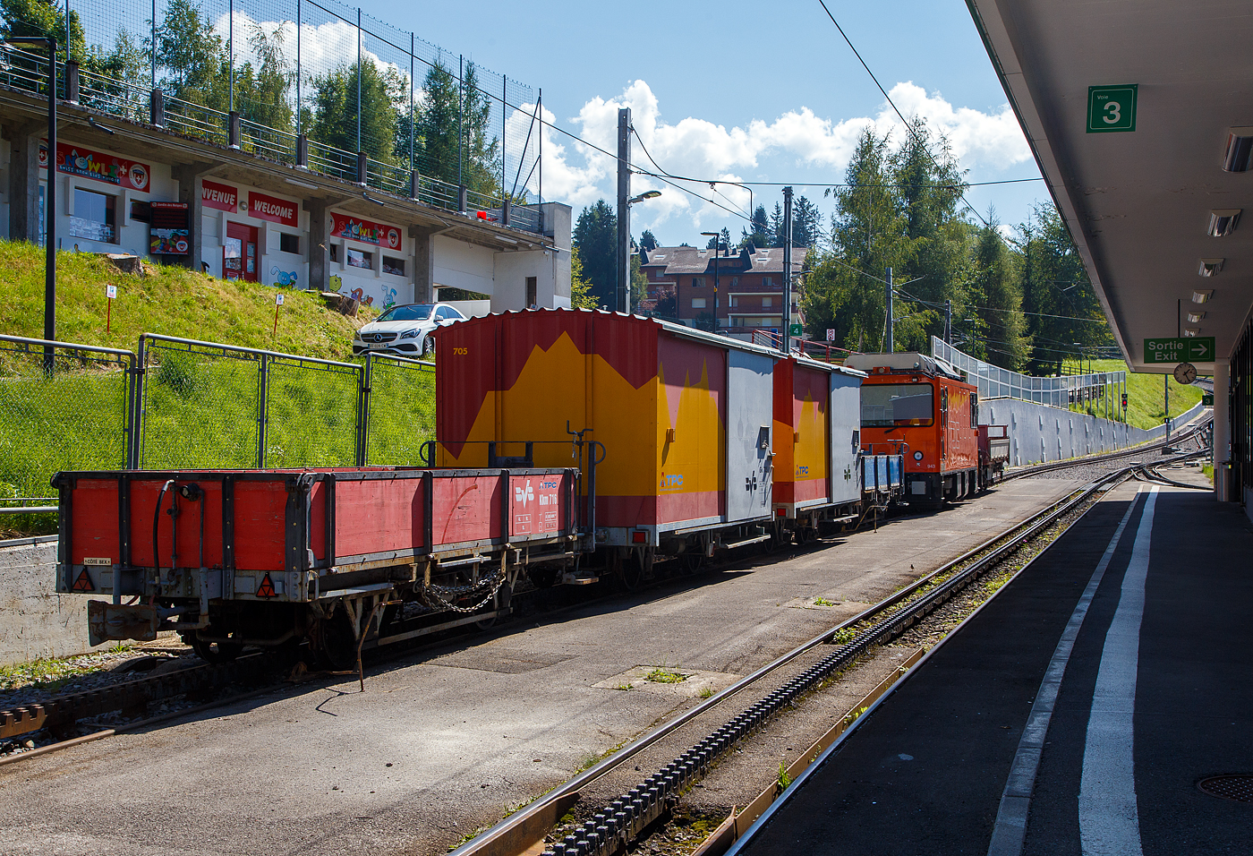 Ein Blick in den gesicherten Bahnsteigbereich (Gleis 3 und 4), Zugang nur mit Ticket nach Einfahrt der VB Z�ge nach Bretaye m�glich, im Bahnhof Villars-sur-Ollon. Hier sind abgestellt (von vorne nach hinten):
• Der zweiachsige offene G�terwagen mit Bremserb�hne TPC / BVB Kkm 716  (ex BGVC  L 156, sp�ter BVB L 216), Baujahr 1911 von SWS
• Die beiden zweiachsigen gedeckten G�terwagen mit Bremserb�hne Gk 705 und Gk 706 (ex K 205 und K 206), Baujahr 1913 von SWS
• Der zweiachsige offene G�terwagen mit Bremserb�hne TPC / BVB Kkm 717  (ex BGVC  L 161, sp�ter BVB L 217), Baujahr 1913 von SWS
• Die Zweikraftlokomotive f�r den gemischten Zahnrad- und Adh�sionsbetrieb TPC HGem 2/2 943 
• Ganz hinten der vierachsige offene Baudienstwagen mit Ladekran Xak 917 (umgebaut aus ex SBB Br�nig Eak 6005).

TECHNISCHE DATEN der G�terwagen :
Spurweite: 1.000 mm (Meterspur)
Achsanzahl: 2
Zahnradsystem: 	Abt (f�rs Bremszahnrad)
Eigengewicht: 4 t 
Max. Zuladung: der Kkm 5 t / der Gk 6 t
Bremszahnrad: Ja
Max. Neigung : 240 ‰
Zugelassen: BVB, AL, ASD und AOMC
