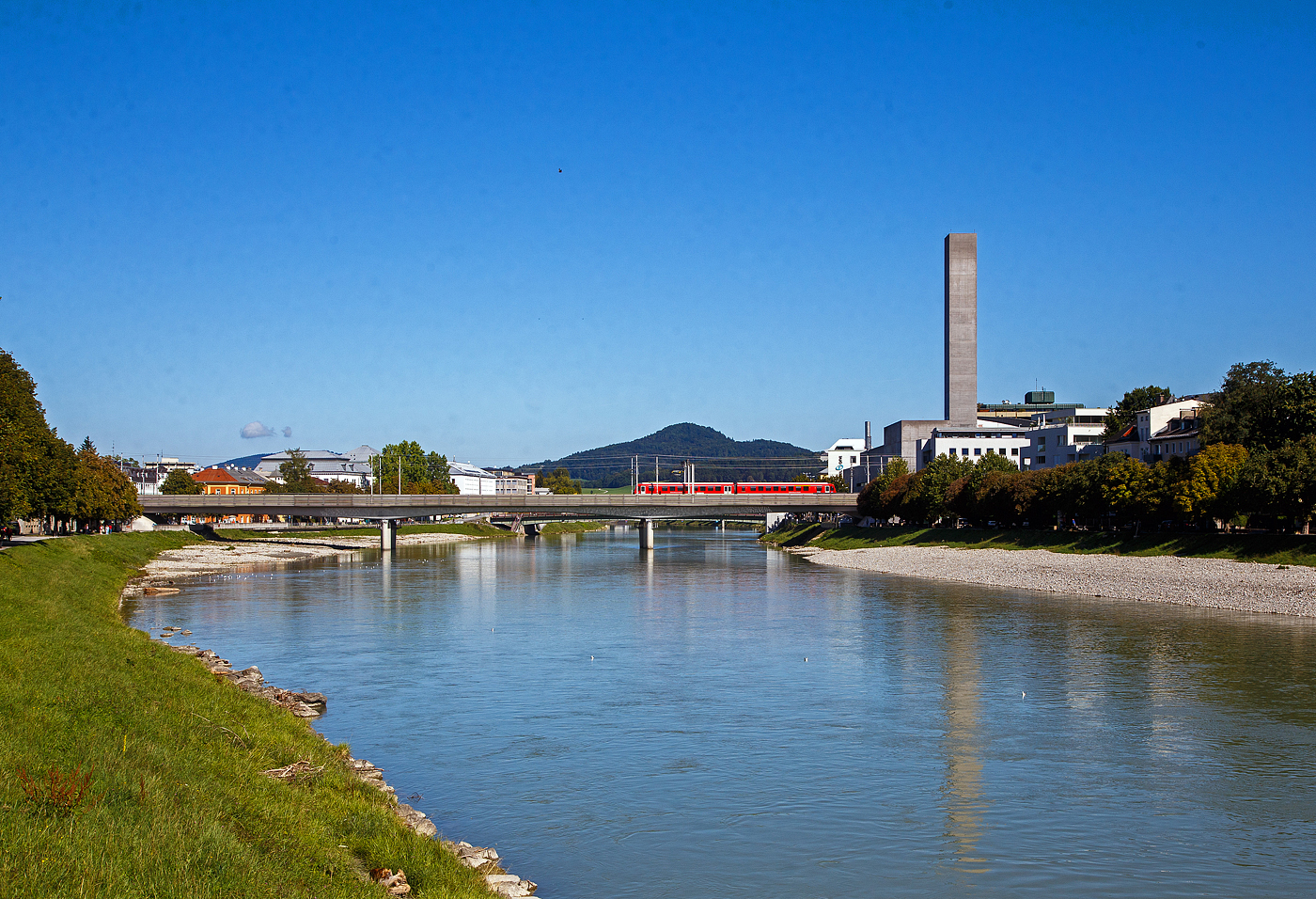 Ein Dieseltriebzug der Baureihe 628.4 /928.4 der S�dOstBayernbahn (SOB) zum DB RegioNetz geh�rend, �berquert am 12.09.2022 in Salzburg die Salzach und f�hrt in Richtung Freilassing (Deutschland).  

Diese Dieseltriebz�ge der BR 628.4 /928.4 der S�dOstBayernbahn (SOB) fahren als RB 45 die Verbindung Salzburg- Freilassing - M�hldorf (Oberbay) – teilweise bis Landshut.