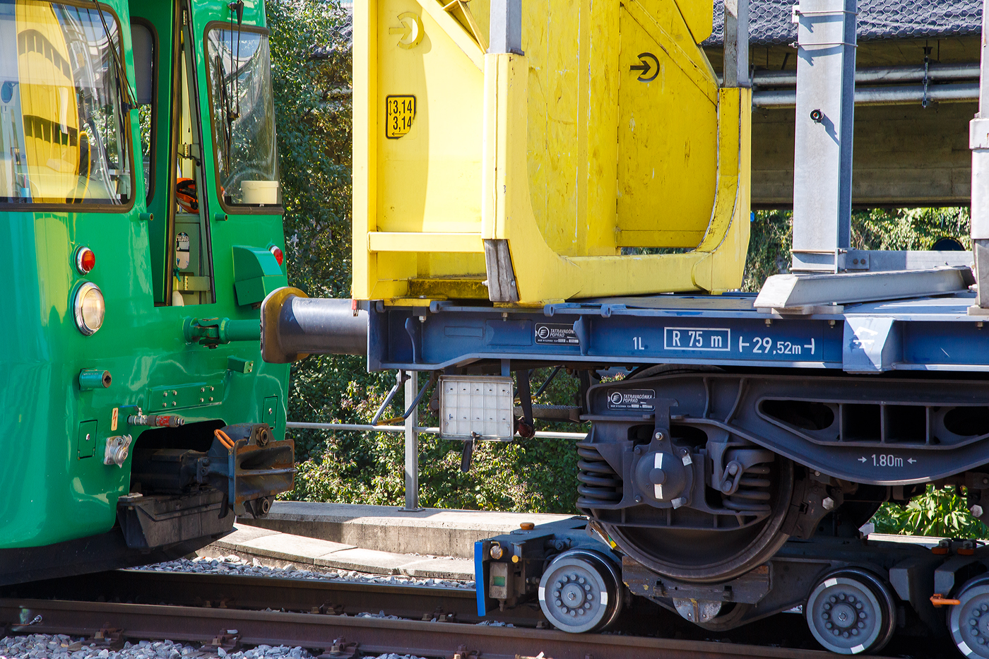 Ein normalspuriges Drehgestell des leeren 2 x vierachsiger Flachwagen in Sonderbauart (INNOFREIGHT Holz-Doppelwagen), 37 80 4657 028-9 D-VTG, der Gattung Sggmrrs S240, verladen auf zwei schmalspurige Rollböcke Ua 2xx vom Typ Vevey, am 07 September 2023 an einer Rollbockgrube beim Bahnhof Morges.

Die Rollböcke dienen zum Transport von Normalspurwagen (meist Güterwagen) auf Schmalspurgleisen (wie hier 1.000 mm). Ein Rollbock ist 1,65 t schwer und trägt jeweils eine Normalspur-Wagonachse mit einer maximalen Achslast von 22,5 t. Bei z.B. einem vierachsigen Drehgestell Wagen kommen so vier Rollböcke zum Einsatz, wobei der Wagen somit bis zu 90 t schwer sein kann.

TECHNISCHE DATEN:
Spurweite: 1.000 mm
Achsanzahl: 2
Eigengewicht: 1,65 t
Traglast: 22,5 t 

Ein Rollbock ist ein meist zweiachsiges Schienenfahrzeug (Wagen), mit dem ein andersspuriges Eisenbahnfahrzeug auf der Spurweite des Rollbocks befördert werden kann. In Süddeutschland wird er auch als Rollschemel bezeichnet, nicht aber in der Schweiz, wo dieses Wort einen Rollwagen bezeichnet. Entwickelt wurde der Rollbock 1881 von Paul Langbein (1842–1908).

Funktion:
Durch den Einsatz von Rollböcken entfällt im Güterverkehr das Umladen der Güter in Fahrzeuge der anderen Spurweite. Das Aufbocken von Personenwagen war nicht üblich, da die Reisenden selbst relativ leicht die Fahrzeuge wechseln konnten und das Kipp-Risiko bei Personenbeförderung nicht akzeptabel war. Zu besonderen Anlässen wurden aber Spezialwagen verladen, beispielsweise Salon- oder Kinowagen. Grundsätzlich ist anzumerken, dass es, insbesondere in Deutschland, kein zusammenhängendes Schmalspurnetz, ähnlich jenem in Normalspur, gibt oder gab. Daher war eine weitgehende Normung und Standardisierung, die bei den normalspurigen Eisenbahnen die Interoperabilität sicherstellt, nicht zwingend und fand nicht statt. Folglich kam es zu zahlreichen technischen Insellösungen, auch bei den Rollböcken. Die grundsätzliche Funktion ist aber stets dieselbe. Neben technischen Unterschieden waren daraus folgend die Vorschriften für den Betrieb verschieden, wobei die Vorschriften zum Teil die Technik beeinflussten, zum Teil aber auch in der Folge der technischen Voraussetzungen erlassen wurden.

Rollböcke werden seitens der Eisenbahnindustrie im Übrigen auch dafür eingesetzt, andersspurige Fahrzeuge über Normalspur vom Hersteller zu Testeinrichtungen oder zu ihrem Einsatzgebiet zu transportieren. So setzt die RailAdventure GmbH solche Fahrzeuge – bei ihr Loco Buggys genannt – ein.

Technik
Der Rollbock ist ein schmalspuriges Fahrzeug mit sehr kurzem Achsstand (ähnlich einem Drehgestell), auf dem die Räder jeweils eines Radsatzes des Normalspurwagens verankert werden. Beladen wird der Rollbock von einer speziellen Rollbockgrube aus. Abhängig von der konkreten Ausgestaltung der Rollböcke konnten auch dreiachsige Wagen aufgebockt werden. 

Güterwagen auf Rollböcken (oder Rollwagen) können zu ganzen Güterzügen zusammengestellt werden. Je nach örtlicher Betriebsvorschrift konnten schmalspurige Personenwagen in die Züge eingereiht werden, häufig waren die Reihungsfolgen reglementiert. Zum Teil waren bzw. sind die Rollböcke mit dem jeweiligen Bremssystem (Druckluft, Saugluft) oder Heberleinbremse der Schmalspurbahn ausgerüstet, es gab aber auch ungebremste Rollböcke. Einige Bahnen stellten in diesem Fall so genannte Bremswagen in die Züge ein, die ballastiert waren, um größeres Bremsvermögen zu besitzen. Teilweise wurden die Bremsleitungen der Normalspurwagen mitverwendet und die Rollbockbremsen über T-Stücke an diese angeschlossen. Normalspurwagen auf Rollböcken werden entweder direkt miteinander gekuppelt oder die Rollböcke mittels Kuppelstangen verbunden. Bei der direkten Kupplung sind diese „lang zu machen“, das heißt, nicht straff anzuziehen, da die Puffer die Wagen in den häufig engen Radien sonst von den Rollböcken drücken würden. Die Verbindung mit dem Zugfahrzeug kann ebenfalls über Kuppelstangen erfolgen. Es gibt aber auch die Möglichkeit, so genannte Pufferwagen zu verwenden. Diese schmalspurigen Wagen besitzen Zug- und Stoßvorrichtungen, die in Ausführung und Höhe zu jenen der aufgebockten Normalspurwagen passen und somit als Adapter dienen. Es wurden auch Lokomotiven mit solchen angepassten Normalspur-Zug-und-Stoßvorrichtungen verwendet.

Rollböcke nach dem System Vevey
Um den beim System Langbein personal- und zeitaufwändigen Verladevorgang zu vereinfachen, entwickelte die schweizerische Bahngesellschaft YSteC 1974 ein neues Prinzip. Hierbei wird die Achse des Normalspurwagens nicht mehr fixiert. Der Wagen steht mit seinen Rädern in speziell geformten Mulden. Derartige Rollböcke, als System „Vevey“ von den Ateliers de constructions mécaniques de Vevey (ACMV) in Serie gefertigt, werden bei mehreren Bahnen in der Schweiz und einer Bahn in Deutschland (HSB) eingesetzt. Der Hauptunterschied zum klassischen Rollbock ist, dass das Aufbocken bei langsamer Fahrt automatisch geschieht. Somit sind zahlreiche Unannehmlichkeiten und Gefährdungspotenziale behoben, weswegen beispielsweise die Harzer Schmalspurbahnen ihre Rollwagen durch solcherlei Rollböcke ersetzt haben, ähnlich wie zuvor diverse Schweizer Bahnen.

Die mögliche Rationalisierung konnte aber nicht verhindern, dass der Güterverkehr auf zahlreichen Schmalspurbahnen dennoch eingestellt wurde. Rollbockanlagen im kommerziellen Betrieb gibt es nur noch in Nordhausen, Langenthal, Morges und Yverdon, die Anlage in Worblaufen dient noch Diensttransporten. In Interlaken Ost wurde 2021 eine neue Rollbockanlage erstellt.