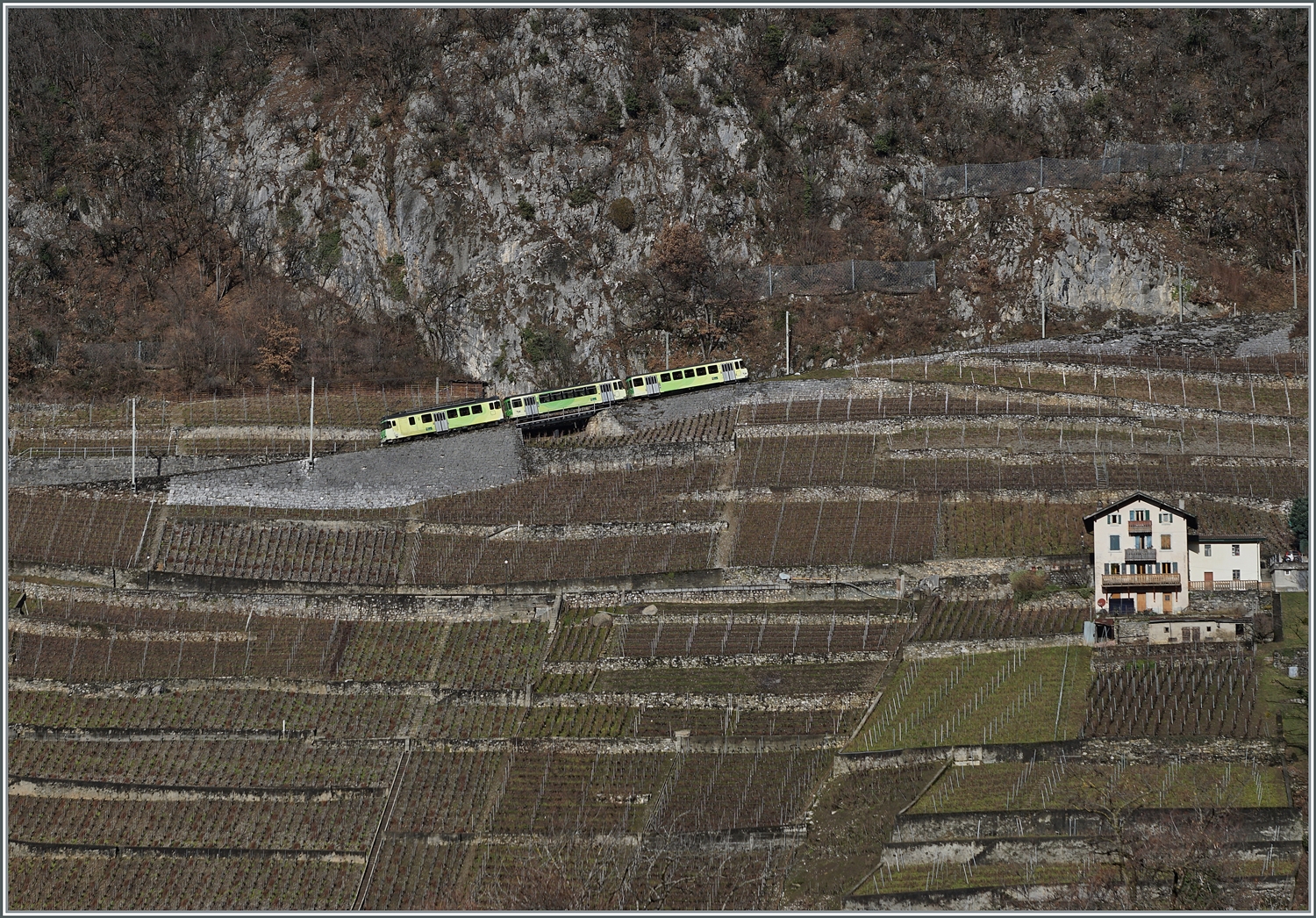 Ein TPC A-L BDeh 4/4 schiebt kurz nach Fontanney zwei Beiwagen/Steuerwagen über die steile Zahnradstrecke in Richtung Leysin. 

4. Jan. 2024