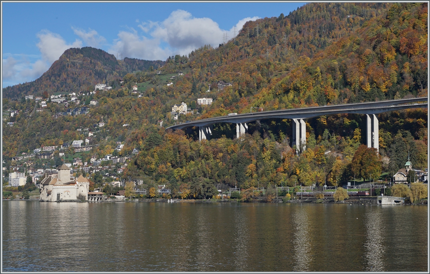 Ein Zugsuchbild: Die SBB Re 4/4 II 11269 (Re 420 269-3) ist mit einem Güterzug zwischen dem Schloss Chillon und Villeneuve unterwegs. Und wenn man ganz genau hinschaut, erkennt man wage sogar das Funi (Standseilbahn) in Glion!  

16. Nov. 2022
