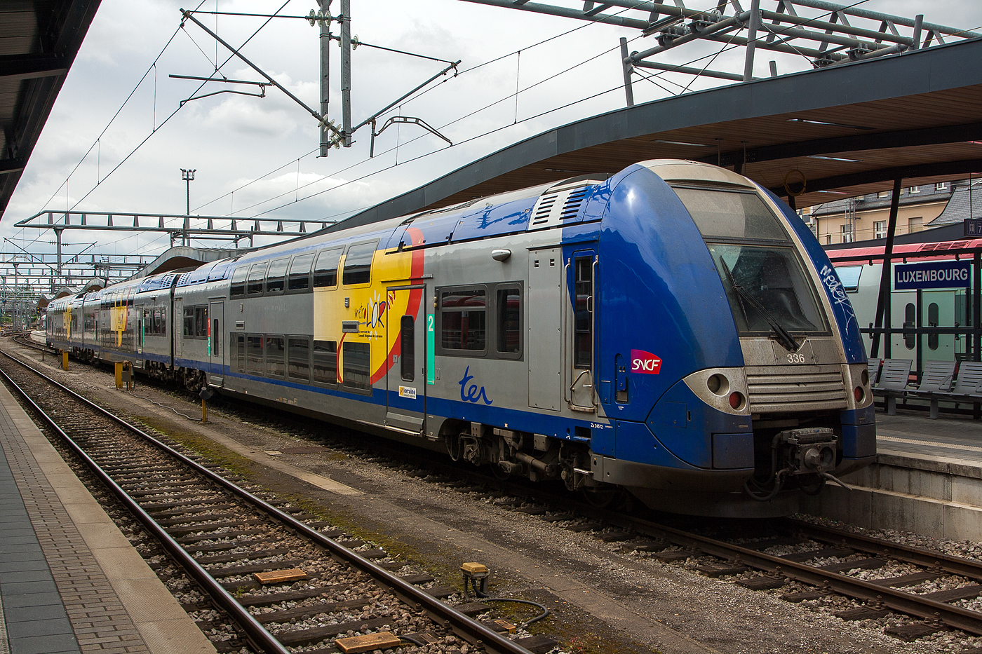 Eine Computermaus in Blau, halt eine französische - Ein dreiteiliger Alstom Coradia Duplex TER 2N NG,  der SNCF Z 24500 - 336 am 14.06.2013 im Bahnhof Luxemburg.
Die Kurzbezeichnung TER 2N NG kommt von Transport Express Régional (Regionalverkehr) 2N von deux niveaux (zwei Ebenen) und NG von nouvelle génération (neue Generation).
