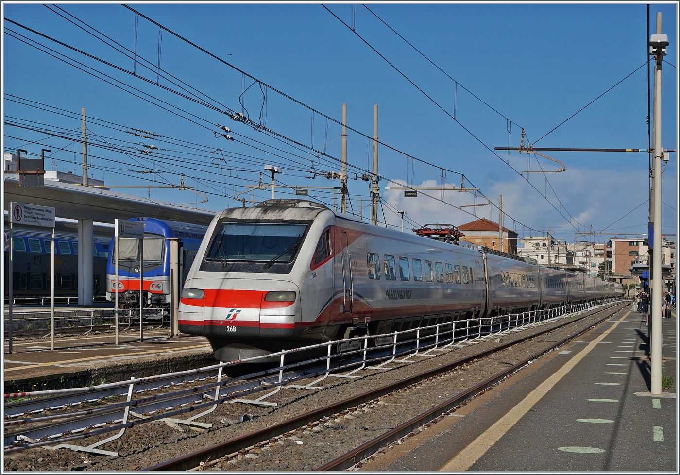 Eine gute Woche später errscheint derselbe FS Treniatlia ETR 460 026 nun als Frecciabinaco FB 8601 auf der Fahrt von Genova P.Principe nach Roma Termini. Ich konnte ihn beim Halt in Chivitavecchia fotografieren. 

27. Sept. 2025