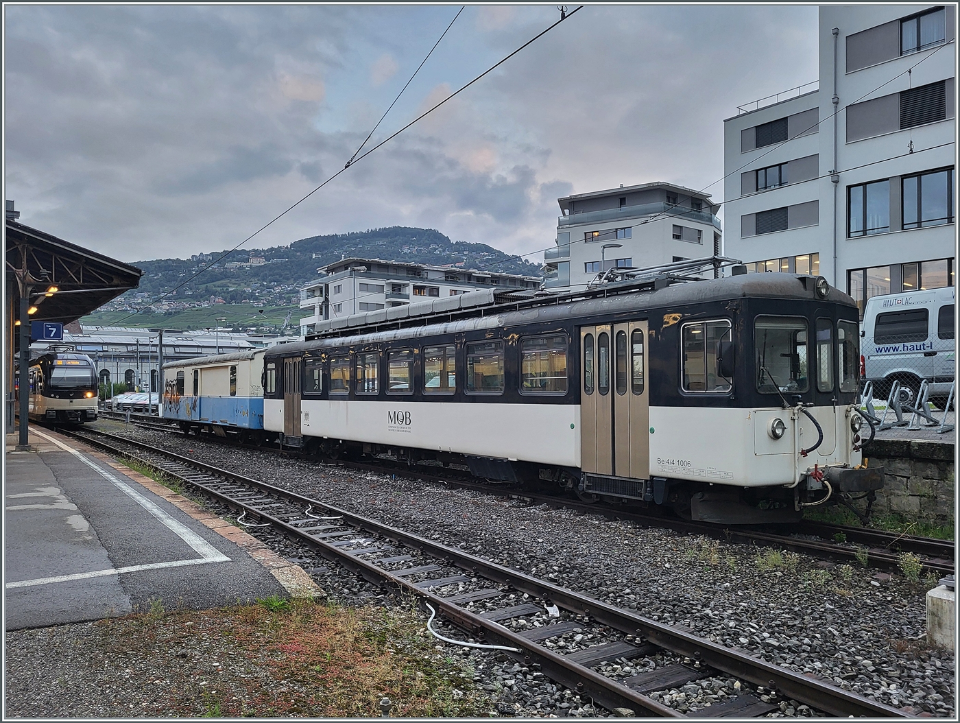 Es bedeutet wohl kaum was gutes, wenn der MOB Be 4/4 1006  (ex  Bipperlisi ) mit dem alten MOB D31 in vor dem D�p�t der CEV steht; auch wenn er sich in der Folge ein paar Tage sp�ter   auf einem Abstellgleis in Vevey zeigt.

10. Sept. 2024