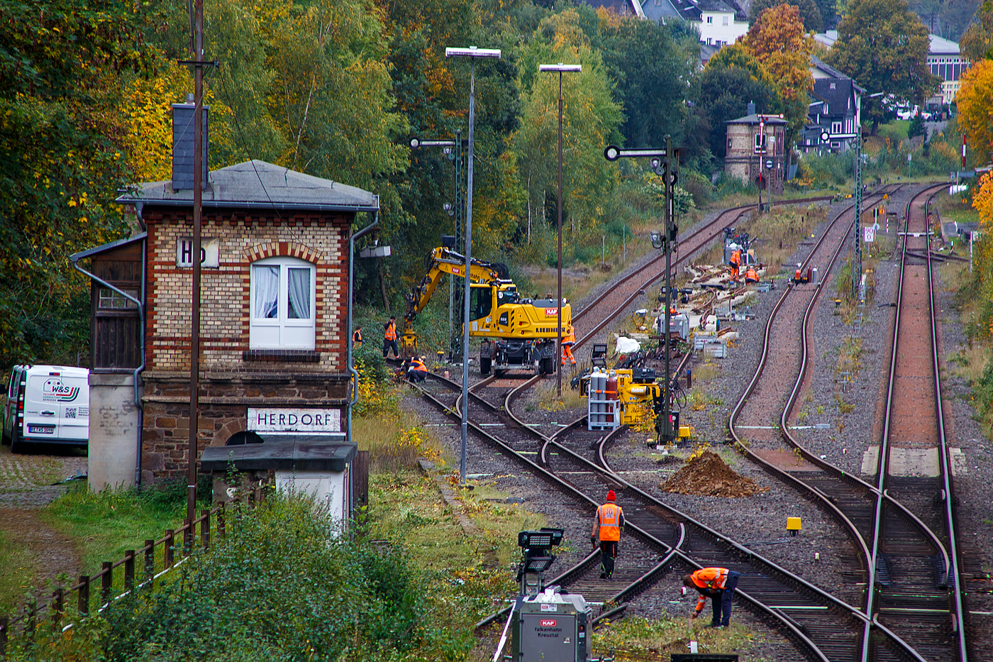 Es geschehen doch noch Wunder. Schon seit dem 23 Oktober 2021 wurden die Weichen 25 und 26 angeliefert und auf Gleis 3 im Bahnhof Herdorf abgelegt. An einem Wochenende noch in 2021 war der Umbau vorgesehen, einen Streckenunterbruch mit SEV gab es auch, nur Bauarbeiten fanden nicht statt.

Nach 4 Jahren wird es endlich wahr, die Bauarbeiten haben begonnen, hier ein Blick auf den Bahnhof Herdorf in Blickrichtung Betzdorf am 10. Oktober 2025. Links die 3 Weichen 22-24, die bereits um jeweils eine Zunge „beraubt“ sind, sollen ausgebaut werden. Rechts die beiden Weichen 25 und 26 (zu Gleis 2 und 4) sollen erneuert werden. 