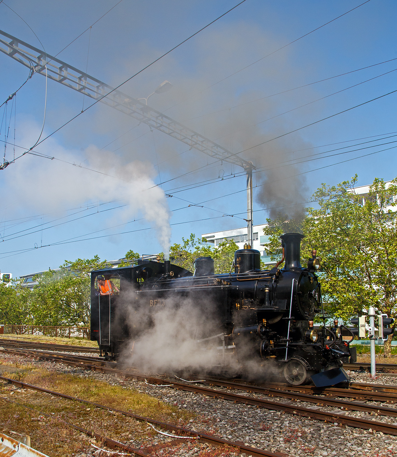 Es raucht und dampft in Vevey...
Die Dampflokomotive für gemischten Adhäsions- und Zahnradbetrieb BFD 3 HG 3/4 (Brig–Furka–Disentis-Bahn), später FO 3 (Furka-Oberalp-Bahn), heute im Bestand der Museumsbahn Blonay–Chamby, rangiert am 28.05.2023 in Vevey. Am Pfingstwochenende fand bei der das Schweizer Dampffestival 2023 / Festival suisse de la Vapeur 2023 statt.