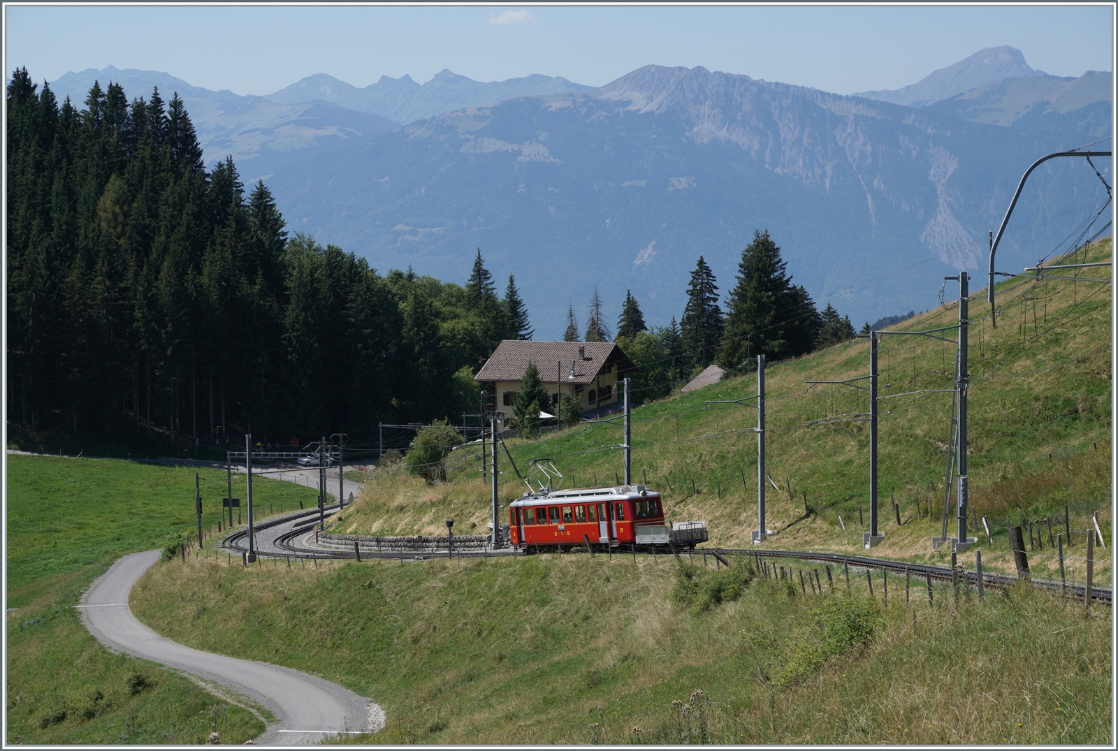 F�r das 125 Jahre Jubil�um der Bex - Villars - Col-de-Bretaye Bahn (BVB) wurde der 1944 in Betrieb genommen Triebwagen BDeh 2/4 N� 25 in der urspr�nglichen BVB Farbgebung lackiert. Der  Fl�che  absolviert nun im Jubil�ums-Sommer an einigen Tagen eine Hin- und R�ckfahrt von Villars-sur-Ollon zum Col-de-Bretaye. Das Bild zeigt den BDeh 2/4 25 kurz nach der Abfahrt in Col-de-Soud.

19. August 2023