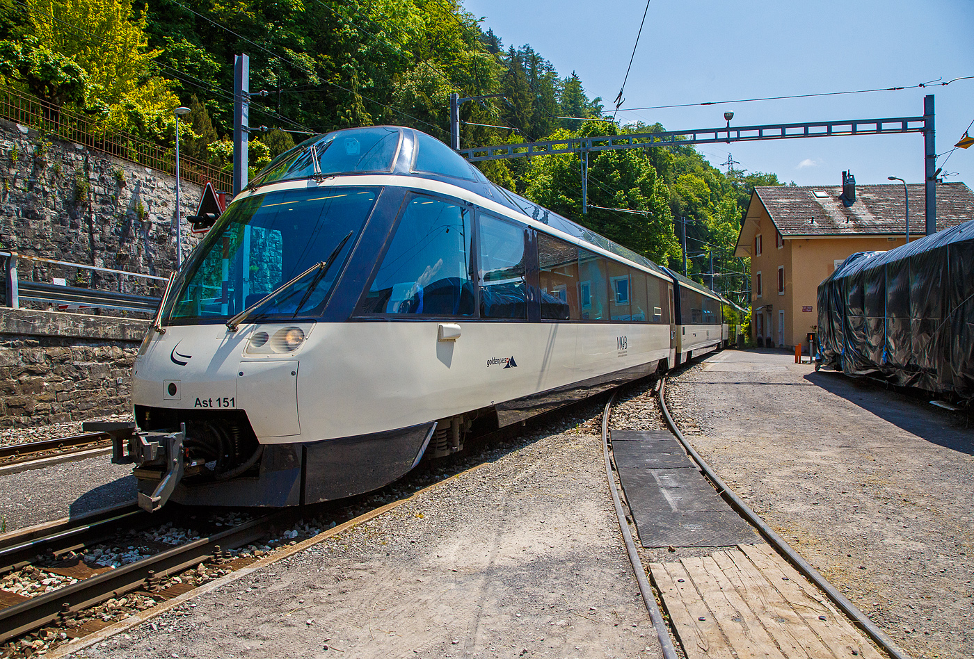 Gef�hrt von dem Panorama-Steuerwagen Ast 151 erreicht der MOB Regionalzug (R 2220) von Montreux nach Zweisimmen am 27. Mai 2023 den Bahnhof Chamby. Geschoben wurde der f�nfteilige Zug vom MOB ALPINA ABe 4/4 9302 „Chateau-d'Oex“. Die Zugkonfiguration bestand aus Ast 15, B ???, Bs 236, BD 204 und dem ALPINA ABe 4/4 9302. Im Fahrplan wir der Zug als Panoramic Express (PE 2220) gef�hrt, aber am Zug wird nur R nach Zweisimmen angezeigt.

Die MOB beschaffte 1993 zwei Panoramawagen als Steuerwagen Arst 151–152 mit erh�htem F�hrerstand und 8 Aussichtspl�tzen hinter der Frontscheibe, diese Passagiere k�nnen so den Blick nach vorne auf die Strecke (bei entspr. Fahrtrichtung) genie�en. Die beiden Wagen Ast 151 und 152 und die beiden As 153 und 154, wurden mit einer GDe 4/4 in der Mitte, als reiner 1. Klasse-Zug Crystal Panoramic anstelle des Superpanoramic am Wochenende und im Sommer t�glich eingesetzt.

Der �brige Passagierraum war urspr�nglich ist als Barwagen mit L�ngssitzb�nken ausgestattet. Auf Tische wurde verzichtet und die Sitze am Wagenende in Reihenbestuhlung angeordnet.

TECHNISCHE DATEN:
Hersteller: Breda, Baujahr 1993
Spurweite: 1.000 mm (Meterspur)
Achsanzahl: 4 (in 2 Drehgestellen)
L�nge �ber Puffer: 18.700 mm
Wagenkastenl�nge: 18.060 mm
Drehzapfenabstand: 12.830 mm
Achsabstand im Drehgestell: 1.800 mm
Drehgestell Typ: SIG-90
Laufraddurchmesser: 750 mm (neu)
Eigengewicht: 20,7 t
H�chstgeschwindigkeit: 120 km/h
Sitzpl�tze: 28 (in der 1. Klasse) und 8 (VIP)
WC: 1
Kupplung: Automatischen SCHWAB Kupplung