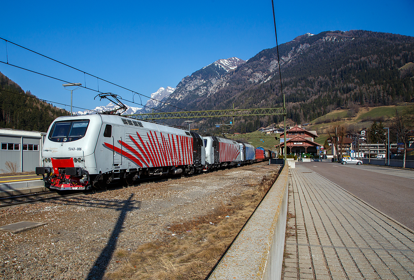 Gleich drei EU43 der Rail Traction Company (Doppeltraktion und eine kalte)....
In Doppeltraktion fahren die beiden Rail Traction Company (RTC) EU43 – 006 (91 83 2043 006-2 I-RTC) und die EU43 – 004 (91 83 2043 004-7 I-RTC), sowie die kalte EU43 – 003 (91 83 2043 003-9 I-RTC) der RTC im Lokomotion Design, am 27.03.2022 vom Brenner kommend mit einem gemischten Güterzug durch den Bahnhof Gossensaß/Colle Isarco in Richtung Verona. Nochmal einen lieben Gruß an den netten Lokführer zurück.

Die Loks wurden 2001 bzw. 2002 von Bombardier unter den Fabriknummer 112E 06, 112E 04 bzw. 112E 03 gebaut und waren eigentlich für die Lieferung (8 Stück) an die polnische PKP - Polskie Koleje Państwowe vorgesehen, der Verkauf scheitere aus finanziellen Gründen seitens der PKP. Die 8 polnischen Loks sind danach an die italienische Privatbahngesellschaft RTC (Rail Traction Company) verkauft worden, die polnische Bezeichnung EU43 wurde später an Lokomotiven der TRAXX-Variante MS2 vergeben.

Die Loks der Baureihe EU43 vom Typ Bombardier 112E sind ähnlich denen der ab 1996 vom damaligen Hersteller ABB Tecnomasio in Vado Ligure (Italien) gebauten 20 Brennerloks der FS Baureihe E.412 (Adtranz 112E). Diese Loks wurden jedoch in Polen bei Adtranz-Pafawag in Wrocław (Breslau) gebaut. Ursprünglich war für beide Baureihen auch eine Zulassung für Österreich und Deutschland vorgesehen. Die ÖBB hatte zunächst die Zulassung verweigert und erst 2006 erteilt.

Geschichte:
Im Jahr 1993 gaben die FS im Zuge der wachsenden internationalen Aktivitäten der europäischen Bahngesellschaften Mehrsystemlokomotiven in Auftrag, die sowohl im italienischen 3-kV-Gleichstromnetz als auch im Süden von Frankreich (1,5 kV =) und insbesondere für den Brennerverkehr auch im österreichischen und deutschen Netz (15 kV, 16,7 Hz) einsetzbar sein sollte. Die Lokomotiven sollten sowohl für schnelle EuroCity-Züge als auch für den Güterverkehr einsetzbar sein. Die vier Prototyp-Lokomotiven wurden ab 1996 vom damaligen Hersteller ABB Tecnomasio (heute Alstom) in Vado Ligure, Italien, gebaut. Dieses Werk produziert nahezu ausschließlich für den italienischen Markt. 

Technik:
Die Lokomotiven laufen auf Drehgestellen mit Integriertem Gesamtantrieb (IGA), der auch bei den Lokomotiven der DB-Baureihe 101 und den italienischen E405 vorhanden ist, die Stromrichter ähneln denen der SBB Re 460. Für den Antrieb werden Doppelsternmotoren verwendet, was Drehstrom-Asynchronmotoren mit zwei Wicklungssystemen in Sternschaltung im selben Gehäuse sind – eine eher unübliche Schaltung.

Der geschweißte Wagenkasten in Stahlleichtbaukonstruktion stützt sich über Flexicoil-Schraubenfedern auf die Drehgestelle ab. Die Seitenwände aus Aluminium sind zur Erhöhung der Steifigkeit gesickt. Der estergekühlte Transformator ist wie bei Neubaulokomotiven üblich unterflur angeordnet. Die Lokomotive ist mit Gruppenantrieb ausgeführt, wobei eine Antriebsgruppe aus einer Achse aus dem Drehgestell 1 und einer aus dem Drehgestell 2 besteht, eine ebenfalls unübliche Anordnung.

Die Lokomotiven verfügt über eine elektrische Nutzbremse. Es sind zwei Einholmstromabnehmer der Bauart WBL 85 vorhanden, je einer für Gleichspannung (Führerstand A, italienische Palette) und Wechselspannung (Führerstand B, deutsch-österreichische Palette).

In der Lokomotive sind zwei Stromrichter angeordnet. Unter Wechselstromsystemen wird die sekundärseitige Spannung des Haupttransformators in einem Vierquadrantensteller (4QS) in eine Gleichspannung umgewandelt, welche in einen Gleichstromzwischenkreis eingespeist wird. Unter den Gleichstromsystemen erfolgt die Speisung des Zwischenkreises direkt aus der Fahrleitung.

Die Pulswechselrichter wandeln den Gleichstrom des Zwischenkreises in Dreiphasenwechselstrom zur Speisung der Fahrmotoren um. Im Gleichstromnetz sind zwei Pulswechselrichter in Serie geschaltet, die je ein Wicklungssystem der Fahrmotoren mit Strom versorgen, im Wechselstromsystem wird nur ein Pulswechselrichter benötigt, der die beiden parallel geschalteten Wicklungssysteme der Fahrmotoren mit Spannung versorgt.

Die Steuerung der Antriebe erfolgt durch ein rechnerunterstütztes Betriebssystem. Die Lokomotiven sind mit 18-poligen IS-Steckdosen für die UIC-Leitung, einer Vielfachsteuerung und einer Speiseeinrichtung der Zugsammelschiene für Reisezüge ausgerüstet. Lauftechnisch sind die Lokomotiven für eine Geschwindigkeit von 220 km/h ausgelegt, jedoch in Italien nur für 200 km/h zugelassen. Ausgerüstet wurden sie mit Fahrzeugeinrichtungen der Zugbeeinflussungen RS4 Codici (Italien) sowie punkt- und linienförmiger Zugbeeinflussung (Österreich und Deutschland). Von einem Einsatz in Frankreich wurde abgesehen.

TECHNISCHE DATEN:
Spurweite:  1.435 mm (Normalspur)
Achsformel: Bo'Bo'
Länge: 19.400 mm
Drehzapfenabstand: 11.400mm
Achsabstand im Drehgestell: 2.650 mm
Dienstgewicht: 88 t
Höchstgeschwindigkeit: 150 km/h Italien / 140 km/h Deutschland / 120 km/h Österreich
Dauerleistung: 5.600 kW (15 kV AC) / 5.400 kW (3 kV DC) / 2.700 kW (1,5 kV DC)
Anfahrzugkraft: 280 kN
Stromsysteme: 15 kV, 16,7 Hz AC, 3.000 V DC und 1.500 V DC 
Anzahl der Fahrmotoren:  4× IGA-Drehstrom-Asynchronmotoren
Kleister befahrbarer Gleisbogen: R 95 m
Bremse: Druckluftbremse, el. Nutzbremse
Zugbeeinflussung: RS 4 Codici, PZB, LZB