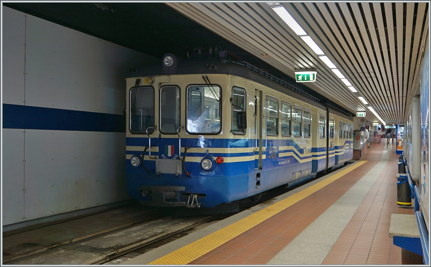 Gleich hinter dem neuen FART ABe 8/16 steht der SSIF ABe 6/6 N° 35  Verbania   (UIC 84 83 4660 035-6 I-SSIF), der als Regionalzug von Re gekommen, hier gereinigt wurde und im Laufe des Tages nach Re zurück fahren wird. 
Wobei ich dieses Bild erst nach der Ausfahrt des gemacht habe.

22. August 2025