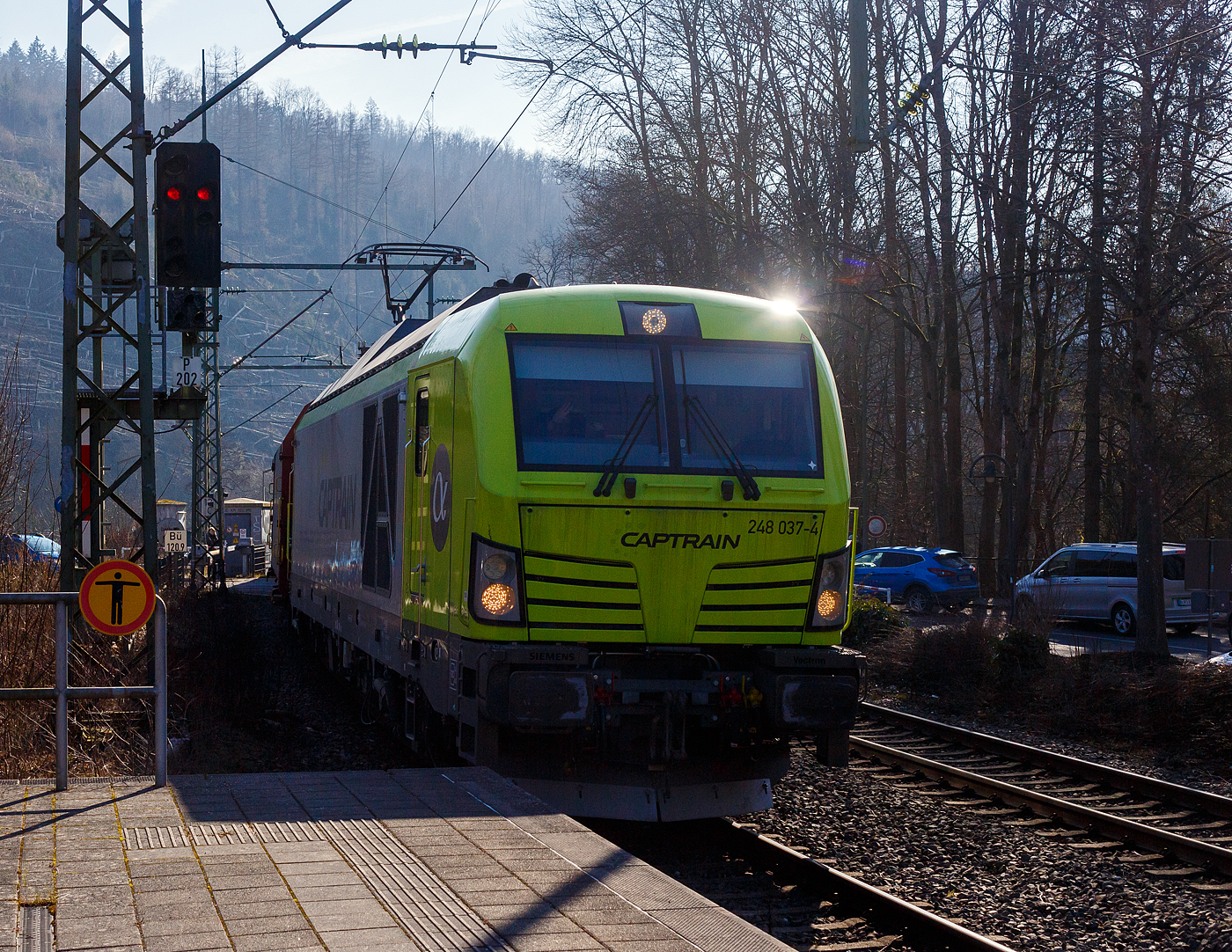 Heute nun in Gegenrichtung, die an die Captrain Deutschland GmbH vermietete und durch die DE - Dortmunder Eisenbahn GmbH eingesetzte SIEMENS Vectron Dual Mode 248 037-4 „Westfalen“ (90 80 2248 037-4 D-DE) der Alpha Trains Luxembourg s.à.r.l. (Luxembourg) fährt am 18 Februar 2025, mit einem Coilzug (Wagen der Gattung Shimmnis-ttu der Ermewa) durch Kirchen/Sieg in Richtung Siegen.

Nochmals einen lieben Gruß an den netten Lokführer zurück. 
