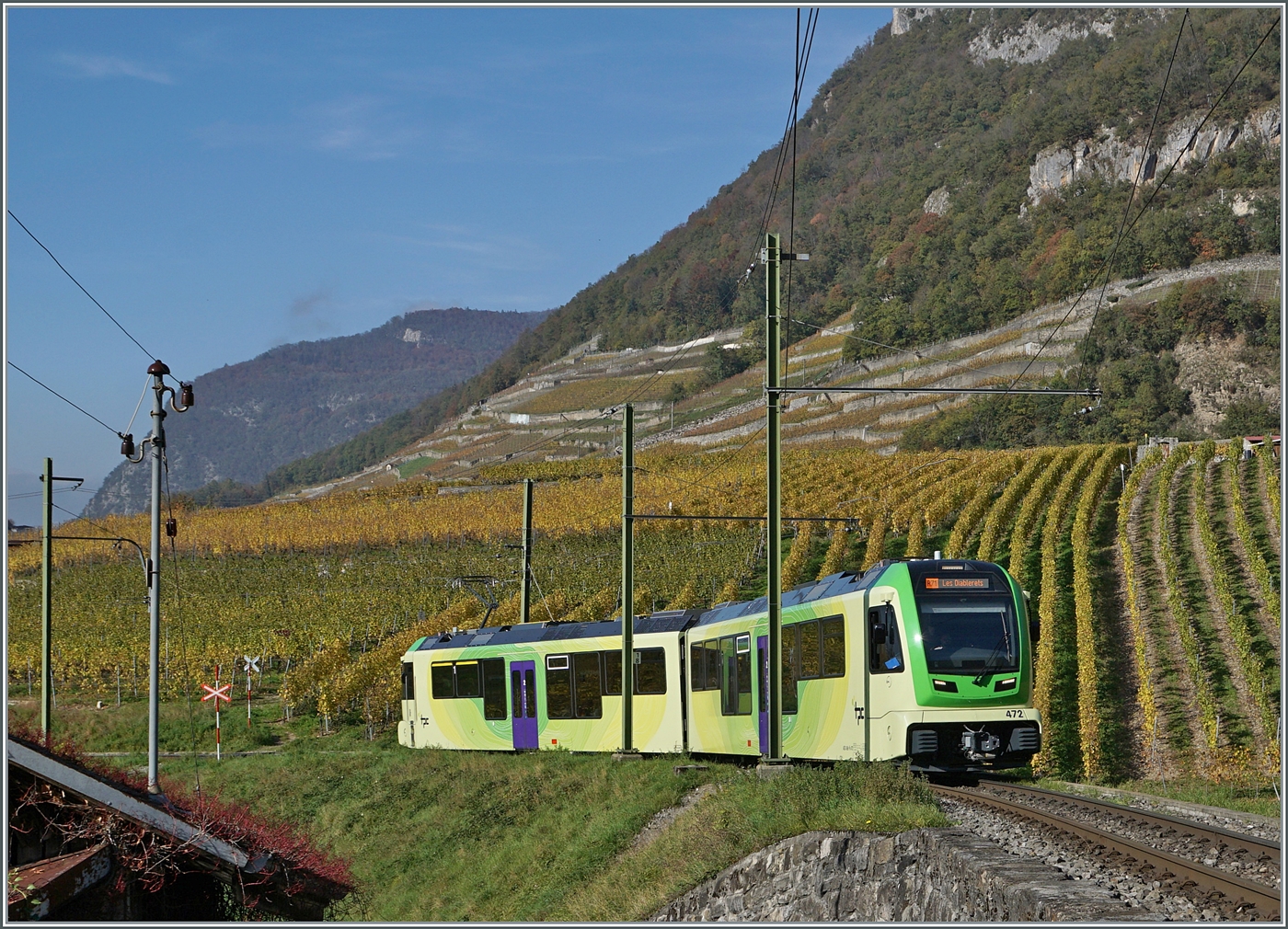 Hinter dem Schloss von Aigle, welches hier nicht zu sehen ist, ist der TPC ASD ABe 4/8 472 vor dem Hintergrund herbstlicher Rebstöcke als R71 auf der Fahrt nach Les Diablerets.

2. November 2024