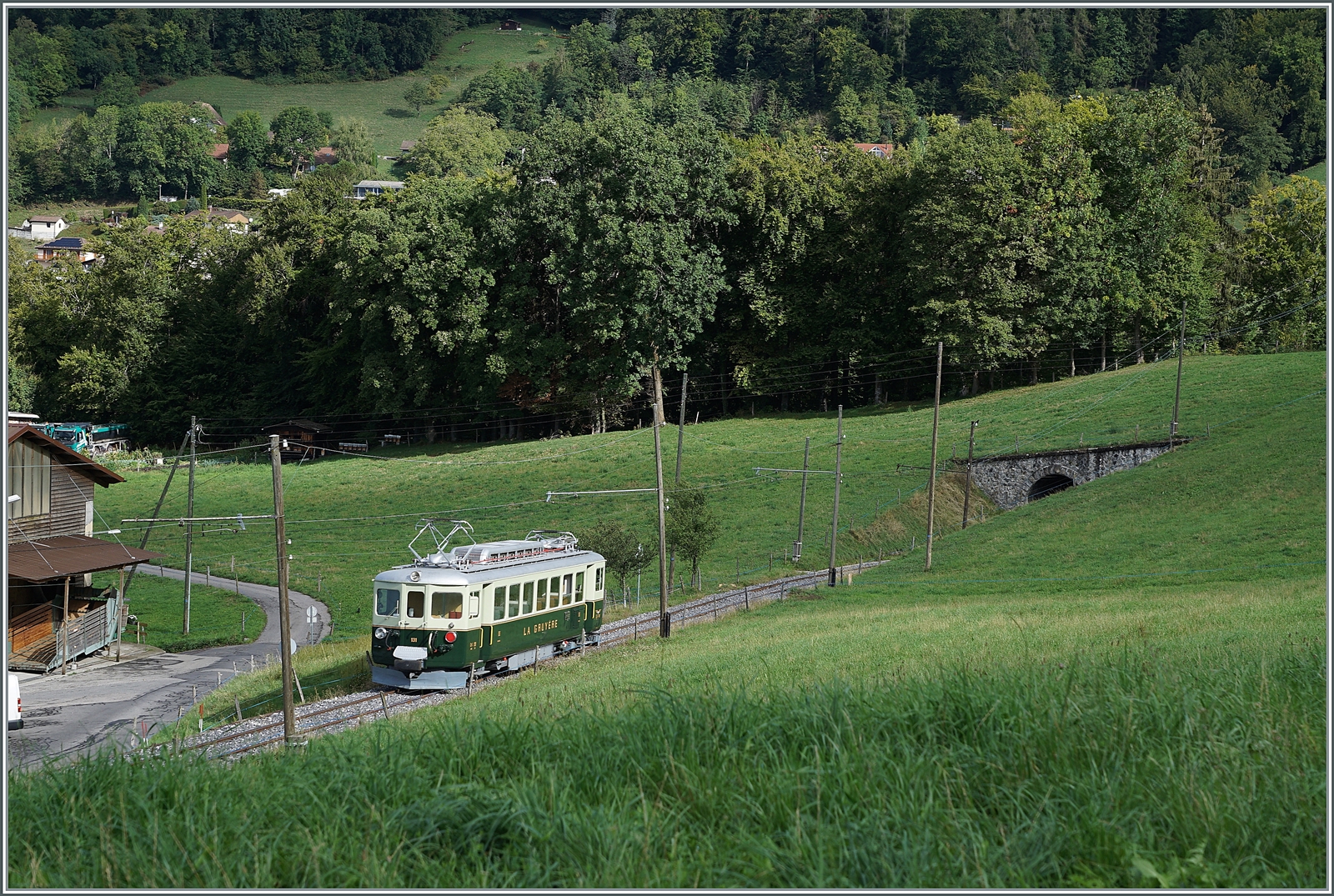 Il était une fois... les années 40 / Es war einmal: die 40er Jahre  - Der GFM Ce 4/4 131 (Baujahr 1943) ist als Regionalzug 13106E von Chaulin nach Blonay unterwegs, hat Cornaux verlassen und fährt nun in Richutng Baye de Clarens Schlucht. 

9. Sept. 2022