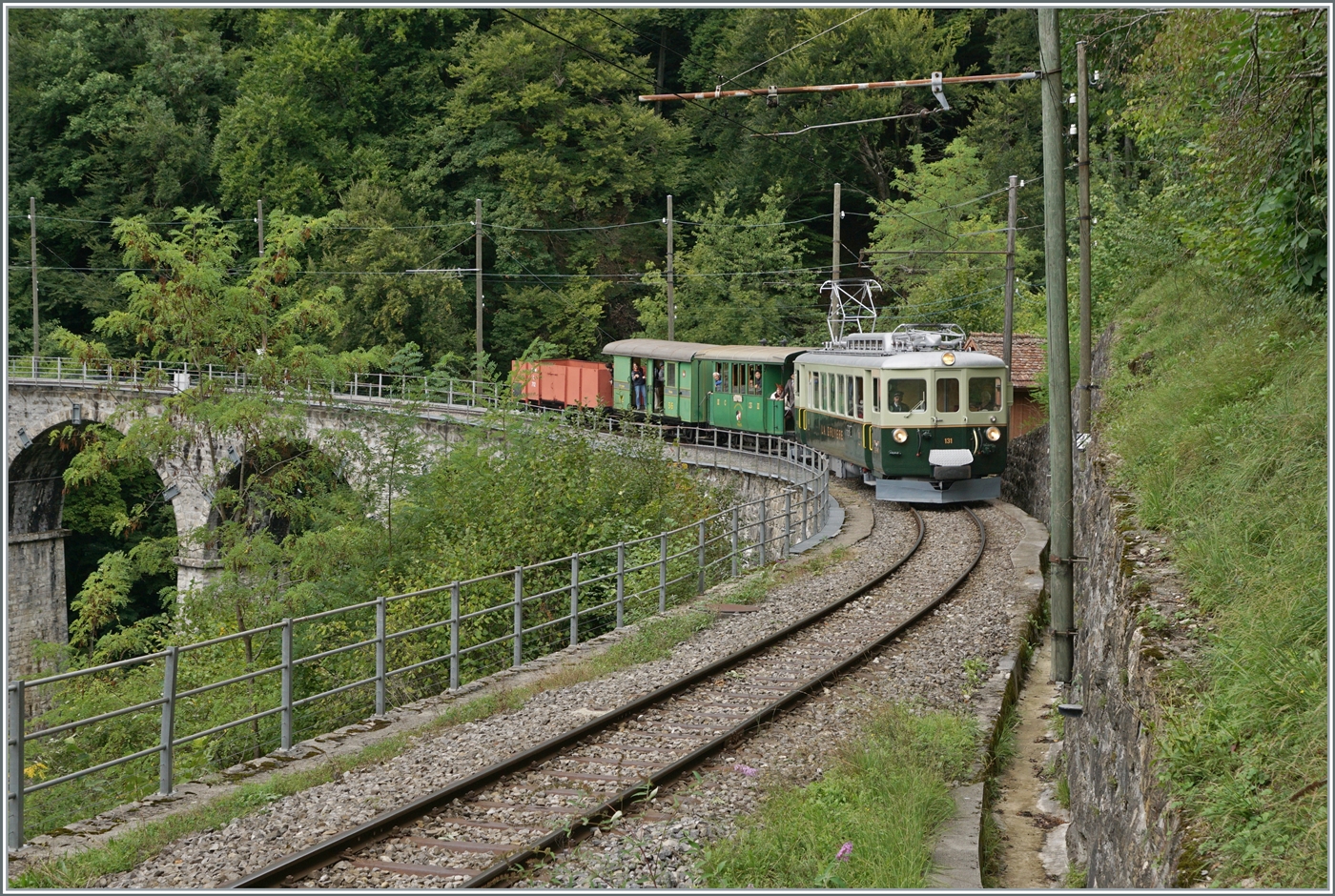 Il était une fois... les années 40 / Es war einmal: die 40er Jahre - Zu Gast war der zum Thema perfekt passende GFM Ce 4/4 131 von GFM Historique. Der Ce 4/4 131 fährt mit einer passenden Garnitur über den Baye de Clarens Viadukt in Richtung Chamby.

9. September 2022