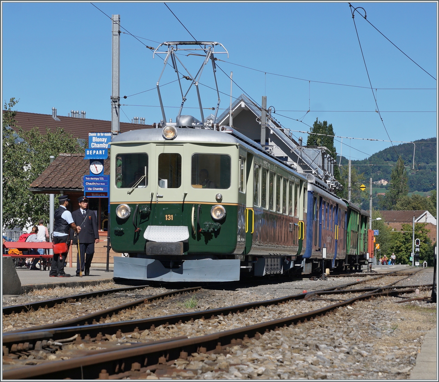  Il était une fois... les années 40 / Es war einmal: die 40er Jahre  - Der Ce 4/4 131 der GFM Historique wartet mit dem MOB BDe 4/4 3002 in Blonay auf die baldige Abfahrt nach Chaulin (via Chamby).

11. September 2022 