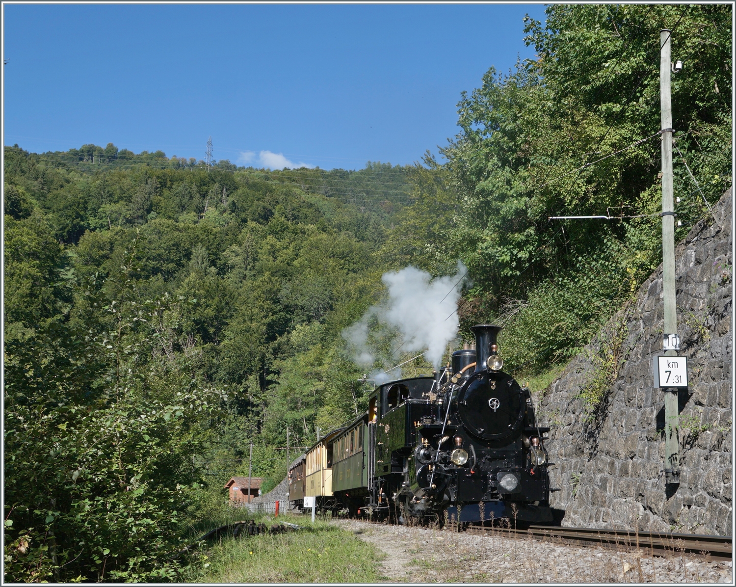  Il était une fois... les années 40 / Es war einmal: die 40er Jahre  - Die frisch revidierte HG 3/4 N° 3 kurz nach Vers-chez-Robert in der Baye de Clarens Schlucht auf der Fahrt nach Chamby. 

11. Sept. 2022