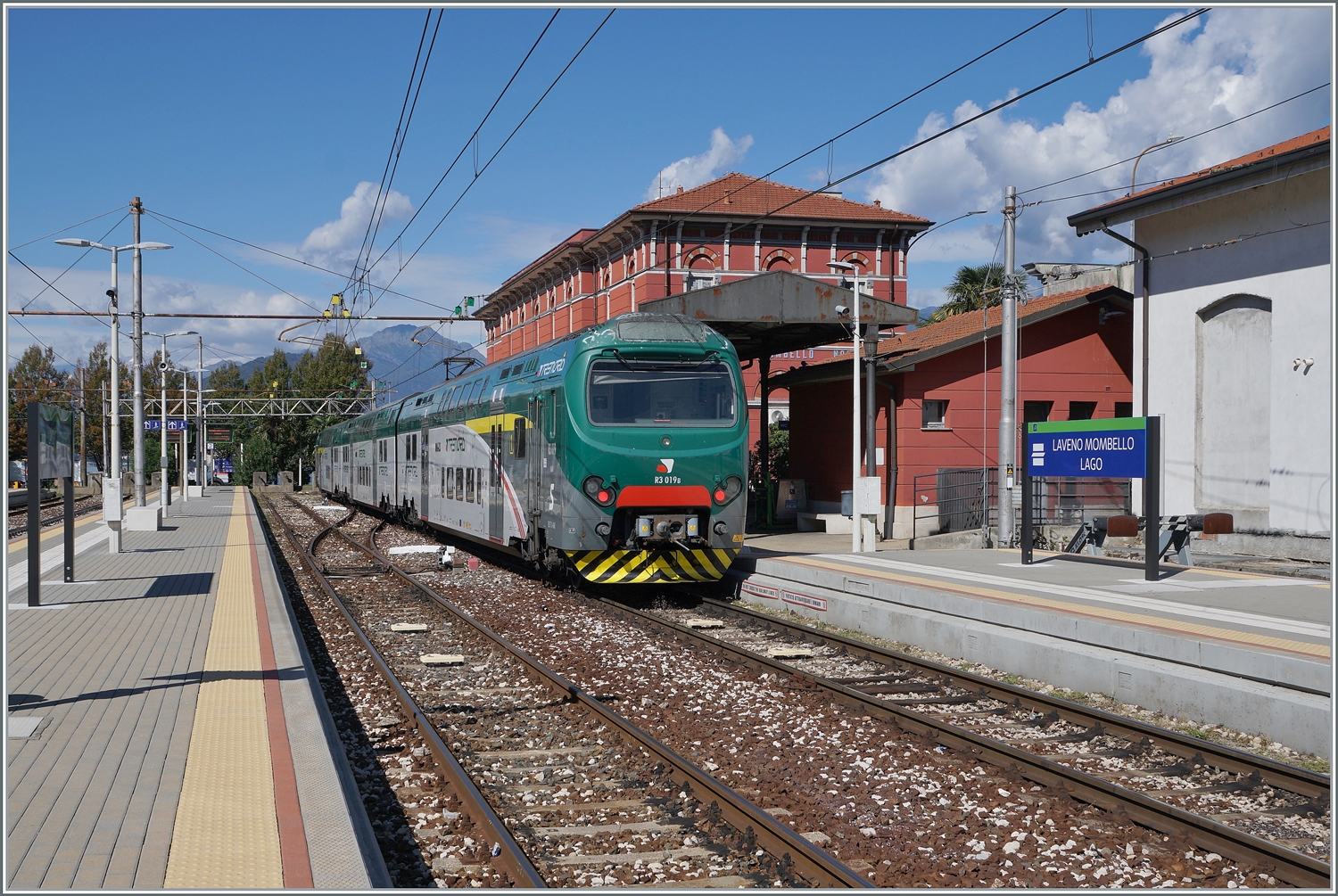 Im Bahnhof Laveno Mombello Lago wartet der Trenord ALe 711 068 (94 83 4 711 068-6 I-TN) als Regio 46 auf die Rückfahrt nach Milano Cadorna.

27. September 2022