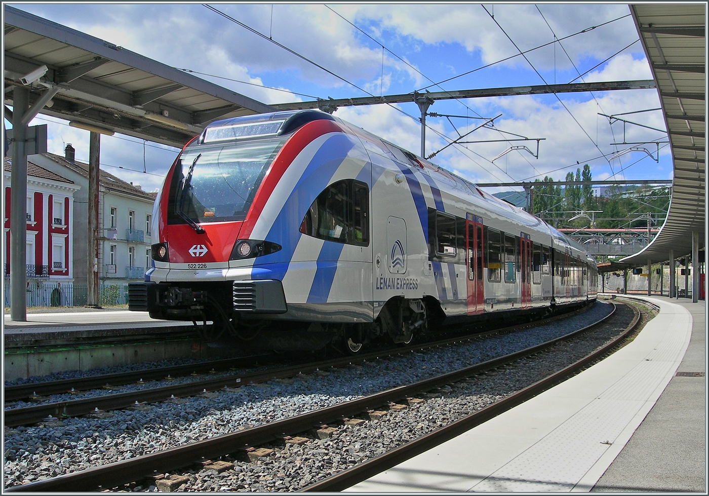 Im Gegensatz zu den andern Léman Express Stecken RL1 Coppet - Evain, RL2 Coppet - Annecy, RL3 Coppet St-Gerais, RL4 Coppet- Annemasse und RL5 Genève - La Plaine verkehrt der Léman Express der Linie RL6 nur zu den Hautverkehrszeiten. Der SBB LEX RABe 522 226 wartet als RL6 96749 in Bellegarde-sur-Valserine auf die Abfahrt nach Genève.

26. August 2024