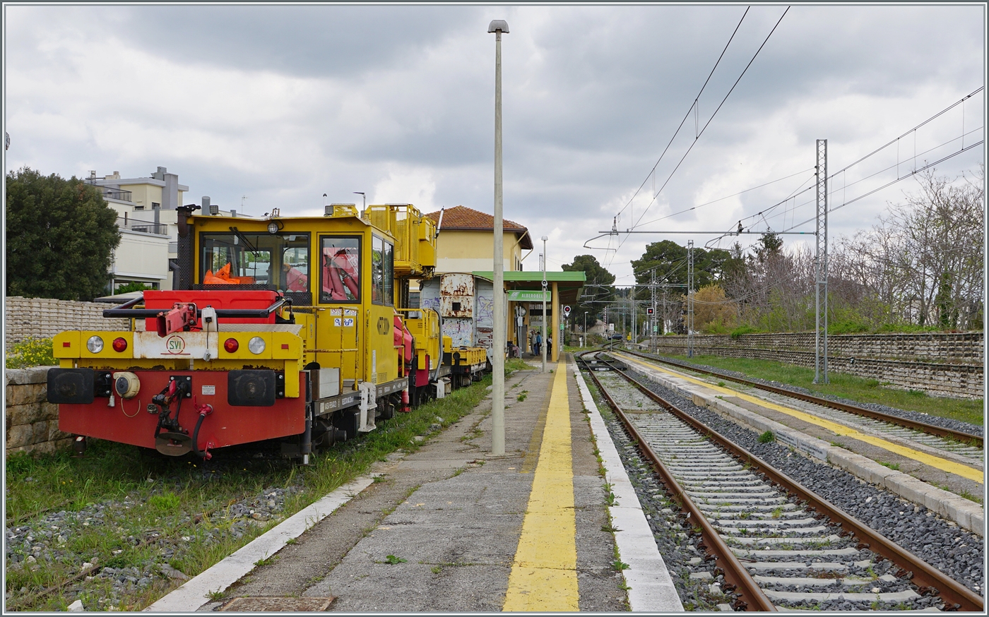 In Alberobello steht auf einem Nebengleis der Treniatalia RFI  autocarello  IT RFI 151 732-1 mit der N° di Servicio FDAGR MI 5098S. 

20. April 2023 