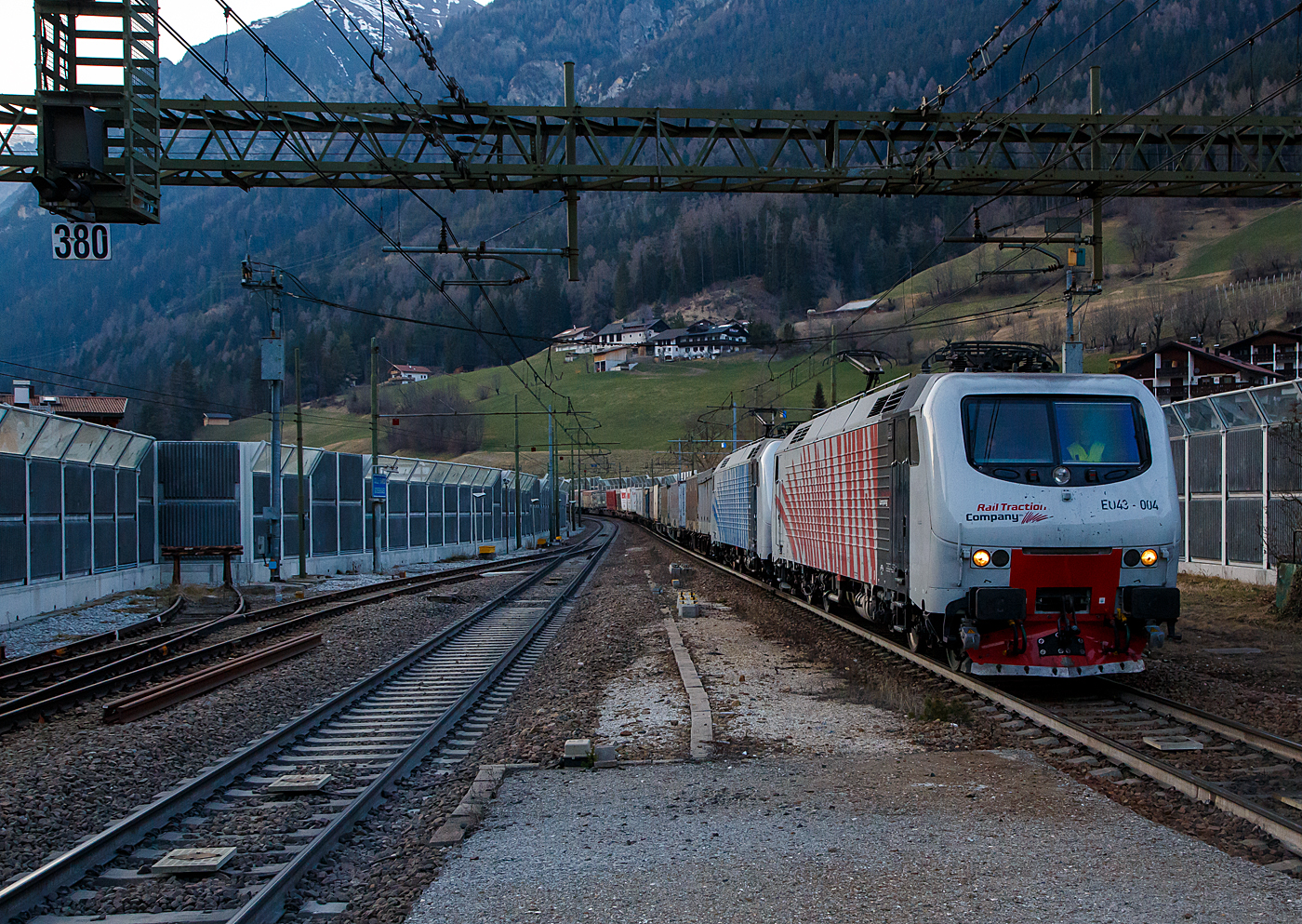 In Doppeltraktion fahren die beiden Rail Traction Company (RTC) EU43 – 004 (91 83 2043 004-7 I-RTC) und die EU43 – 008 (91 83 2043 008-8 I-RTC), vom Brenner kommend am 26.03.2022 mit einem KLV-Zug durch den Bahnhof Gossensaß/Colle Isarco in Richtung Verona. Nochmal einen lieben Gruß an den netten Lokführer zurück, der mich mit Dreilicht grüßte. 

Die Loks wurden 2001 bzw. 2002 von Bombardier unter den Fabriknummer 112E 04 bzw. 112E 08 gebaut und waren eigentlich für die Lieferung (8 Stück) an die polnische PKP - Polskie Koleje Państwowe vorgesehen, der Verkauf scheitere aus finanziellen Gründen seitens der PKP. Die 8 polnischen Loks sind danach an die italienische Privatbahngesellschaft RTC (Rail Traction Company) verkauft worden, die polnische Bezeichnung EU43 wurde später an Lokomotiven der TRAXX-Variante MS2 vergeben.

Die Loks der Baureihe EU43 vom Typ Bombardier 112E sind ähnlich denen der ab 1996 vom damaligen Hersteller ABB Tecnomasio in Vado Ligure (Italien) gebauten 20 Brennerloks der FS Baureihe E.412 (Adtranz 112E). Ursprünglich war für beide Baureihen auch eine Zulassung für Österreich und Deutschland vorgesehen. Die ÖBB hatte zunächst die Zulassung verweigert und erst 2006 erteilt.

Geschichte:
Im Jahr 1993 gaben die FS im Zuge der wachsenden internationalen Aktivitäten der europäischen Bahngesellschaften Mehrsystemlokomotiven in Auftrag, die sowohl im italienischen 3-kV-Gleichstromnetz als auch im Süden von Frankreich (1,5 kV =) und insbesondere für den Brennerverkehr auch im österreichischen und deutschen Netz (15 kV, 16,7 Hz) einsetzbar sein sollte. Die Lokomotiven sollten sowohl für schnelle EuroCity-Züge als auch für den Güterverkehr einsetzbar sein. Die vier Prototyp-Lokomotiven wurden ab 1996 vom damaligen Hersteller ABB Tecnomasio (heute Alstom) in Vado Ligure, Italien, gebaut. Dieses Werk produziert nahezu ausschließlich für den italienischen Markt. 

Technik:
Die Lokomotiven laufen auf Drehgestellen mit Integriertem Gesamtantrieb (IGA), der auch bei den Lokomotiven der DB-Baureihe 101 und den italienischen E405 vorhanden ist, die Stromrichter ähneln denen der SBB Re 460. Für den Antrieb werden Doppelsternmotoren verwendet, was Drehstrom-Asynchronmotoren mit zwei Wicklungssystemen in Sternschaltung im selben Gehäuse sind – eine eher unübliche Schaltung.

Der geschweißte Wagenkasten in Stahlleichtbaukonstruktion stützt sich über Flexicoil-Schraubenfedern auf die Drehgestelle ab. Die Seitenwände aus Aluminium sind zur Erhöhung der Steifigkeit gesickt. Der estergekühlte Transformator ist wie bei Neubaulokomotiven üblich unterflur angeordnet. Die Lokomotive ist mit Gruppenantrieb ausgeführt, wobei eine Antriebsgruppe aus einer Achse aus dem Drehgestell 1 und einer aus dem Drehgestell 2 besteht, eine ebenfalls unübliche Anordnung.

Die Lokomotiven verfügt über eine elektrische Nutzbremse. Es sind zwei Einholmstromabnehmer der Bauart WBL 85 vorhanden, je einer für Gleichspannung (Führerstand A, italienische Palette) und Wechselspannung (Führerstand B, deutsch-österreichische Palette).

In der Lokomotive sind zwei Stromrichter angeordnet. Unter Wechselstromsystemen wird die sekundärseitige Spannung des Haupttransformators in einem Vierquadrantensteller (4QS) in eine Gleichspannung umgewandelt, welche in einen Gleichstromzwischenkreis eingespeist wird. Unter den Gleichstromsystemen erfolgt die Speisung des Zwischenkreises direkt aus der Fahrleitung.

Die Pulswechselrichter wandeln den Gleichstrom des Zwischenkreises in Dreiphasenwechselstrom zur Speisung der Fahrmotoren um. Im Gleichstromnetz sind zwei Pulswechselrichter in Serie geschaltet, die je ein Wicklungssystem der Fahrmotoren mit Strom versorgen, im Wechselstromsystem wird nur ein Pulswechselrichter benötigt, der die beiden parallel geschalteten Wicklungssysteme der Fahrmotoren mit Spannung versorgt.

Die Steuerung der Antriebe erfolgt durch ein rechnerunterstütztes Betriebssystem. Die Lokomotiven sind mit 18-poligen IS-Steckdosen für die UIC-Leitung, einer Vielfachsteuerung und einer Speiseeinrichtung der Zugsammelschiene für Reisezüge ausgerüstet. Lauftechnisch sind die Lokomotiven für eine Geschwindigkeit von 220 km/h ausgelegt, jedoch in Italien nur für 200 km/h zugelassen. Ausgerüstet wurden sie mit Fahrzeugeinrichtungen der Zugbeeinflussungen RS4 Codici (Italien) sowie punkt- und linienförmiger Zugbeeinflussung (Österreich und Deutschland). Von einem Einsatz in Frankreich wurde abgesehen.

TECHNISCHE DATEN:
Spurweite:  1.435 mm (Normalspur)
Achsformel: Bo'Bo'
Länge: 19.400 mm
Drehzapfenabstand: 11.400mm
Achsabstand im Drehgestell: 2.650 mm
Dienstgewicht: 88 t
Höchstgeschwindigkeit: 150 km/h Italien / 140 km/h Deutschland / 120 km/h Österreich
Dauerleistung: 5.600 kW (15 kV AC) / 5.400 kW (3 kV DC) / 2.700 kW (1,5 kV DC)
Anfahrzugkraft: 280 kN
Stromsysteme: 15 kV, 16,7 Hz AC, 3.000 V DC und 1.500 V DC 
Anzahl der Fahrmotoren:  4× IGA-Drehstrom-Asynchronmotoren
Bremse: Druckluftbremse, el. Nutzbremse
Zugbeeinflussung: RS 4 Codici, PZB, LZB
