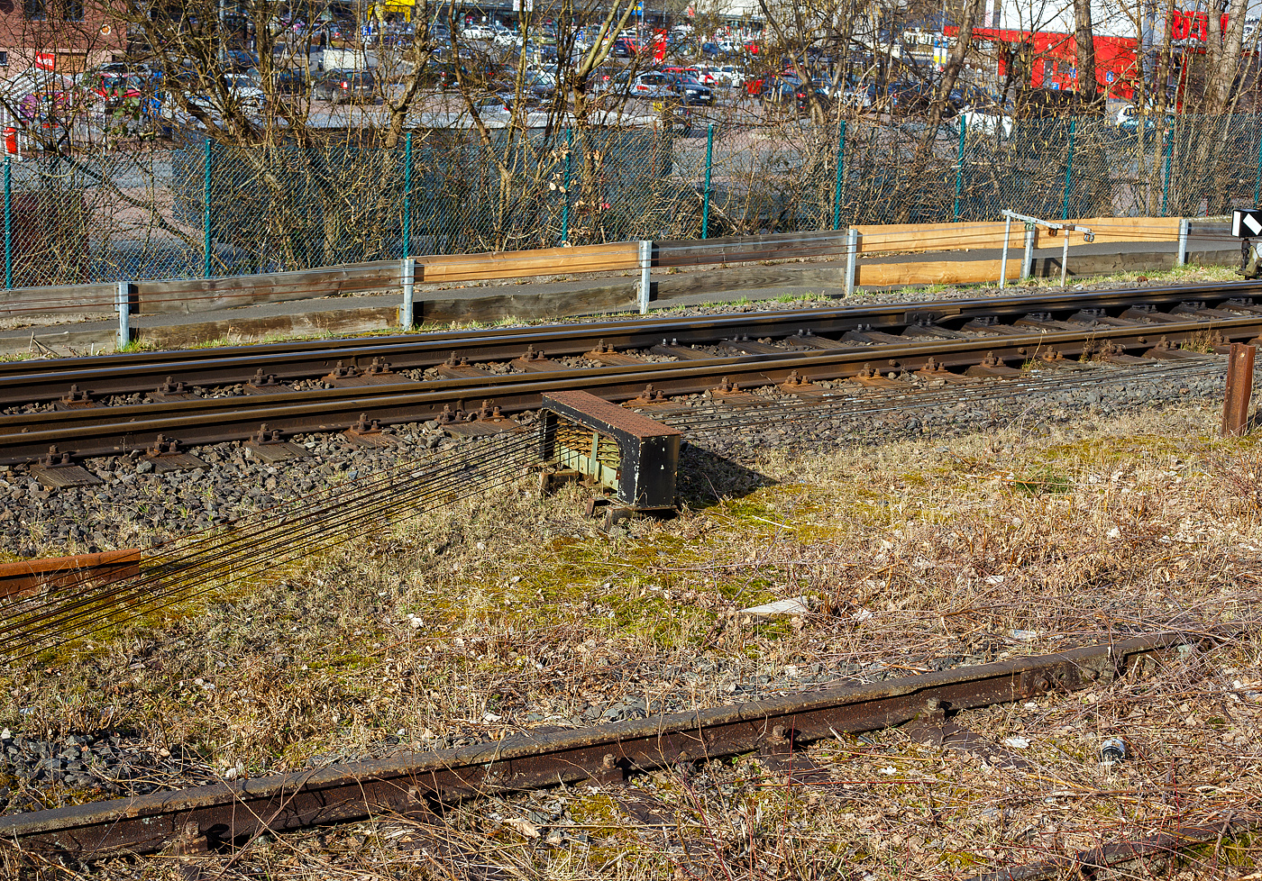 In Herdorf gibt es immer noch nach wie vor die beiden mechanischen. Stellwerke (Herdorf Fahrdienstleiter Hf und Herdorf Ost Ho). Von diesen werden die Weichen, Gleissperren und Signale die über Seilzüge betätigt werden. Die Seilzüge müssen wie hier, über solche Seilzugumlenkböcke (Stationen) mit den entsprechenden Umlenkrollen, umgelenkt werden.
Herdorf den 21.02.2025 nahe dem Stellwerk Ho
