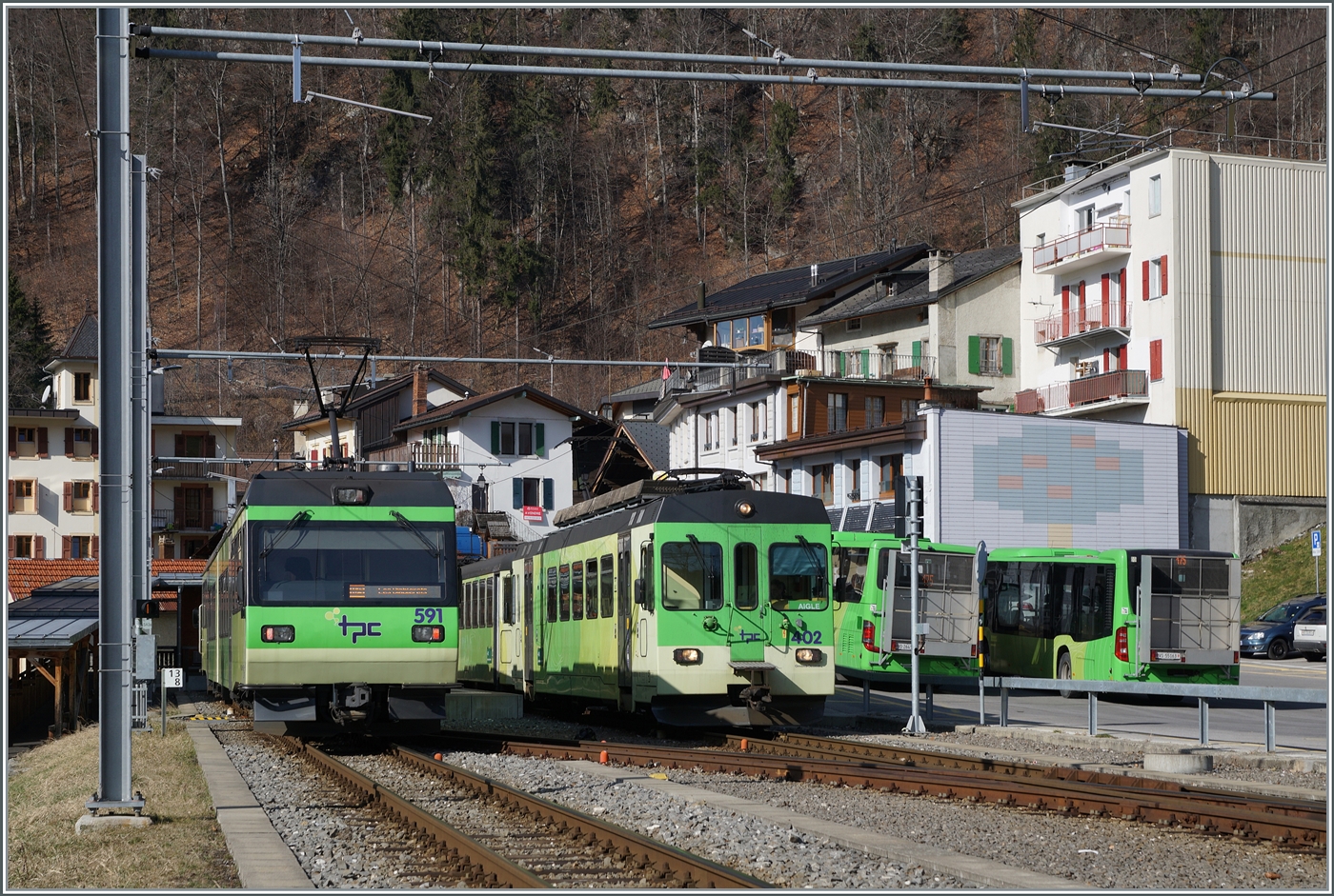 Kaum ist der Beh 4/8 in Le Sépey angekommen, verlässt der Regionalzug nach Aigle den kleinen Kopfbahnhof.

17. Feb. 2024