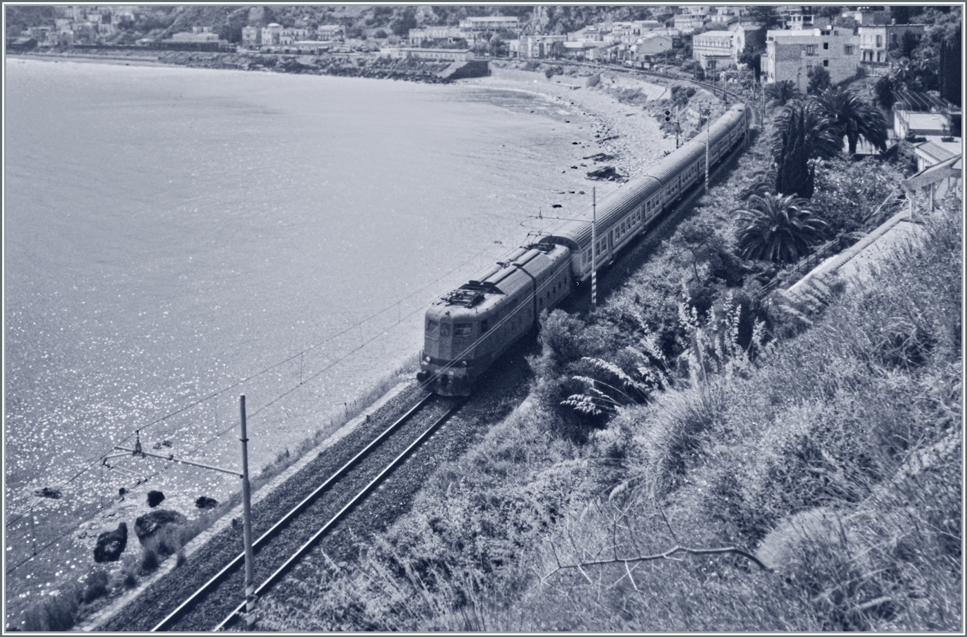Kein schönes Bild aber eine herrliche Aussicht auf die Strecke bei Taormina-Giardini, wobei im Hintergrund sogar noch der Bahnhof von Taormina-Giardini zu erkennen ist. 

Analogbild vom Mai 1988