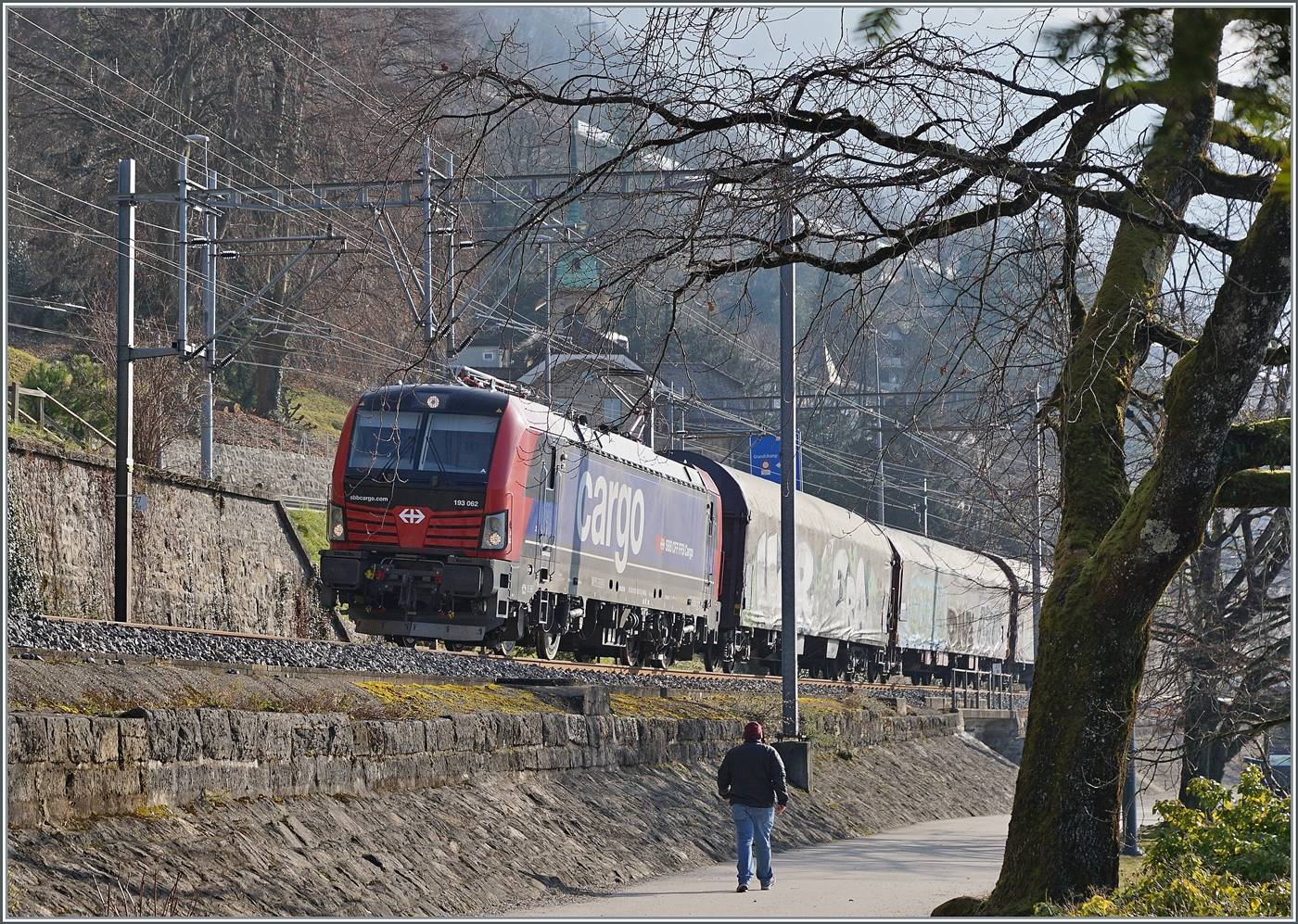 Kurz nach Villeneuve ist die von SBB Cargo gemietet 193 062 mit einem kurzen Güterzug auf der Fahrt in Richtung Lausanne.

14. Januar 2025