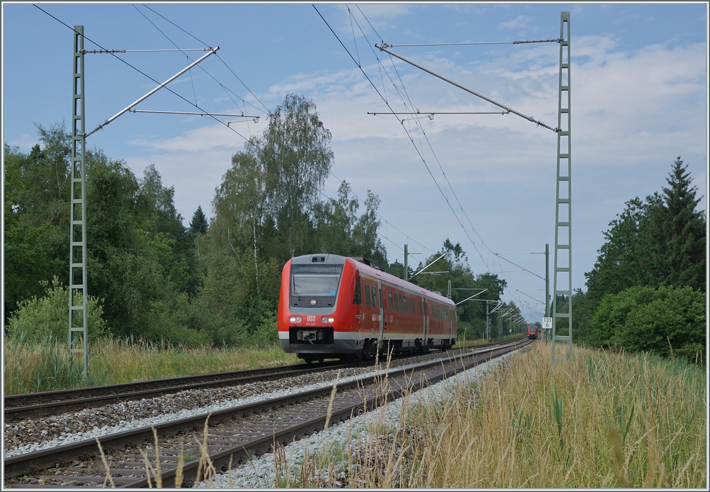 Kurz vor Hergatz ist der DB 612 097 auf dem Weg von Lindau Reutin nach Augsburg, im Hintergrund ist noch der Gegenzug zu erkennen. 

19. Juni 2023