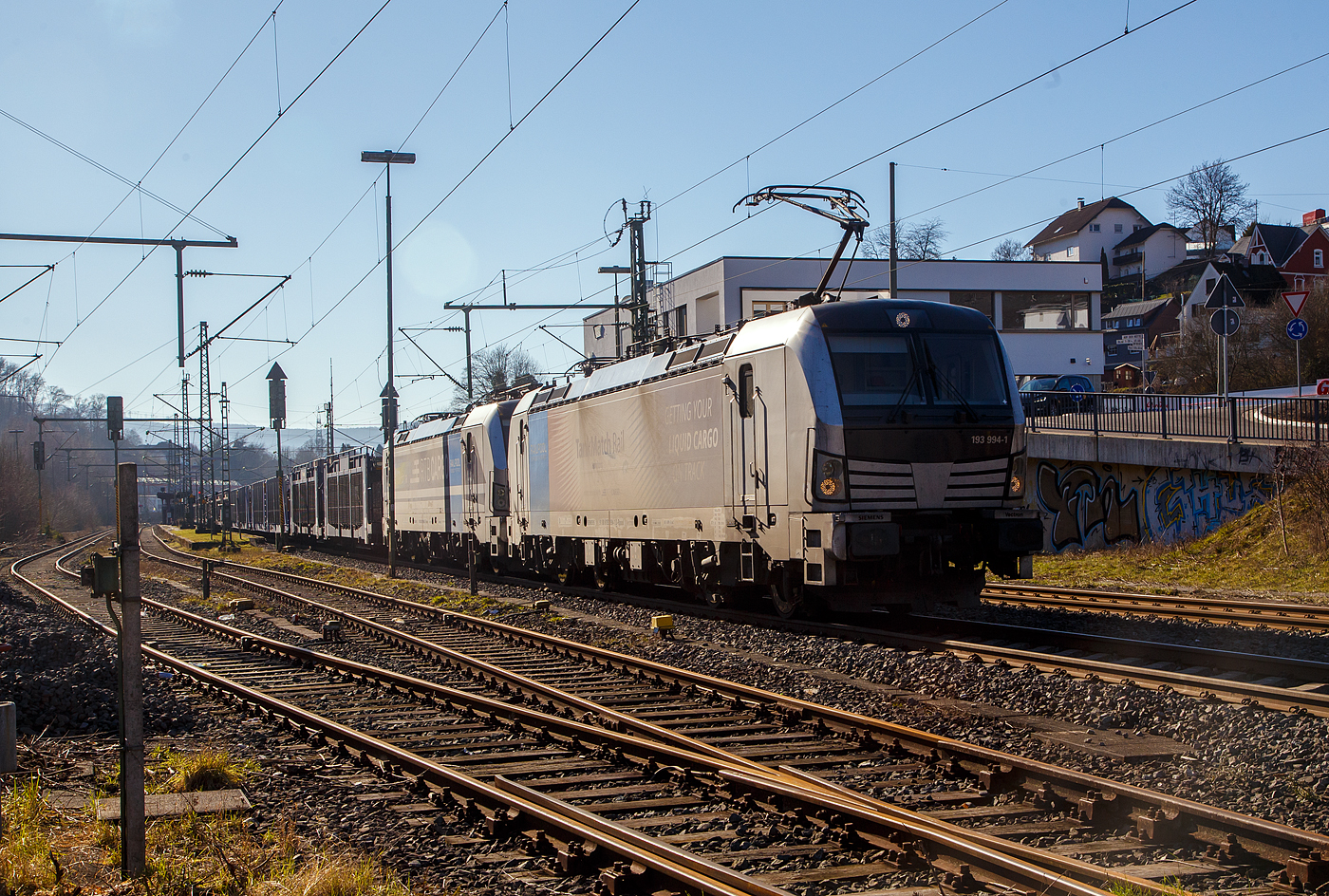 Leider hatte sich der Stand der Sonne schon stark gedreht...
Die beiden an die RTB CARGO GmbH vermietete SIEMENS Vectron AC, vorne die 193 994-1 (91 80 6193 994-1 D-Rpool) und dahinter die kalte (somit keine Doppeltraktion) 193 999-0 „Győr“ (91 80 6193 999-0 D-Rpool), beide der Railpool (München), fahren am 14.02.2023, mit einem leeren Touax-Autotransportzug (Wagen der Gattung Laaers), über die Siegstrecke (KBS 460) durch Niederschelden in Richtung Siegen.

Beide Vectron AC wurden 2019 von Siemens Mobilitiy in München-Allach gebaut, die 193 994 unter der Fabriknummer 22682 und die 193 999 unter der Fabriknummer 22698. Diese Vectron Lokomotiven sind als AC – Lokomotive (Wechselstrom-Variante) mit 6.400 kW konzipiert und zugelassen für Deutschland, Österreich und Ungarn (D/A/H), eine Zulassung für Rumänien (RO) wurde noch nicht erlangt, RO ist durchgestrichen. Die Loks haben eine Höchstgeschwindigkeit von 200 km/h.
