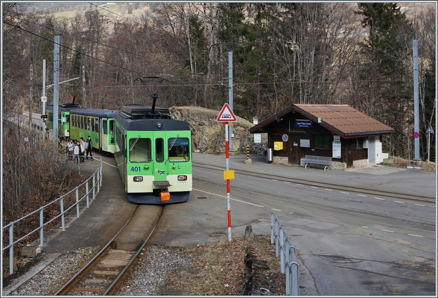 Les Planches (Aigle) - Halt auf Verlangen. Den nutzte eine Gruppe Touristen, der Zug kam zum stehen und ich zu einem unverhofften Bild. Der TPC ASD BDe 4/4 404 mit Bt (ex BLT) und dem BDe 4/4 404 beim Bedarfshalt in Les Planches (Aigle). Der Zug ist als Regio 71 440 auf der Fahrt von Aigle nach Les Diablerets.

17. Februar 2024
