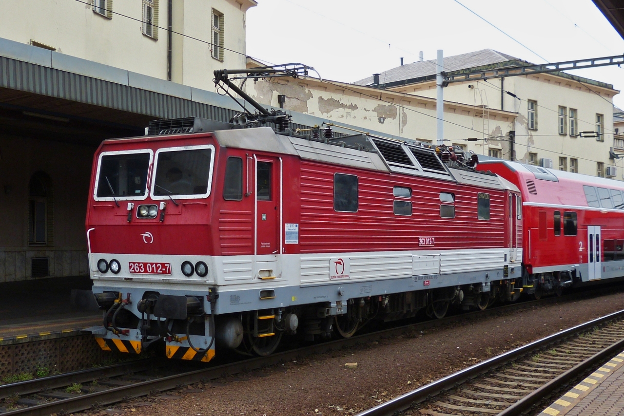 Lok 263 012-7 schiebt die Wende Zug Garnitur in den Bahnhof von Bratislava. 05.06.2023