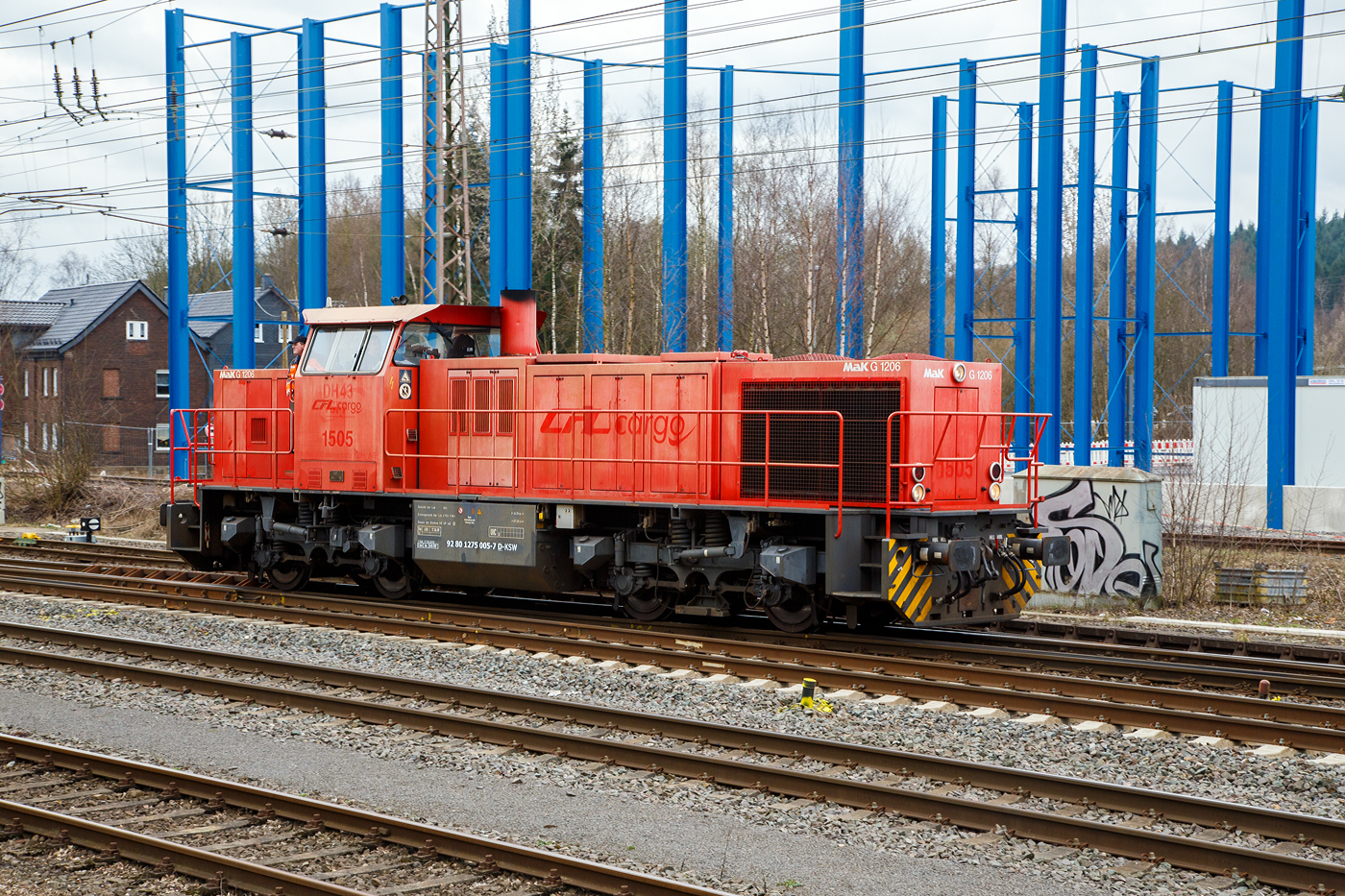 Man sah der ehemaligen Luxemburgerin ihre vielen Einsatzorte an....
Die 275 005-7 (92 80 1275 005-7 D-KSW) der Kreisbahn Siegen-Wittgenstein (KSW) fährt am 17. März 2017 in Kreuztal vom Gbf zum Abstellbereich.

Die MaK G 1206 wurde von Vossloh in Kiel unter der Fabriknummer 1001025 für Locomotion Capital Ltd., gebaut.

Ihre Stationen als Mietlok waren unteranderem:
2000 bis 2003 für die Häfen und Güterverkehr Köln AG als HGK DH 43 bzw. HGK DH 51 
2004 für die NEG - Norddeutsche Eisenbahngesellschaft mbH 
2006 bis 2013 für die CFL Cargo S. A., als CFL Cargo 1505 (92 82 0001 505-7 L-CFLCA)
2014 für die HGB Hessische Güterbahn GmbH in Buseck (92 82 0001 505-7 L-HGB)
2015 bis 2016 CFL Cargo Deutschland GmbH als 1505 (92 80 1275 005-7 D-CFLCA)
2016 für die AVG - Albtal-Verkehrs-Gesellschaft mbH
Von Nov. 2026 bis 2017 war sie bei der Kreisbahn Siegen-Wittgenstein (KSW) und hatte die NVR-Nummer 92 80 1275 005-7 D-KSW, diese Nr. war zweimal vergeben, die Vossloh Fabriknummer 5001629 trägt die gleiche NVR-Nummer, war wohl ein Fehler bei der Vergabe.
Seit 2018 ist sie bei der RBB - Regiobahn Bitterfeld Berlin GmbH, Bitterfeld als   1025  die NVR-Nummer (92 80 1275 027-1 D-RBB) ist nun auch berichtigt.
