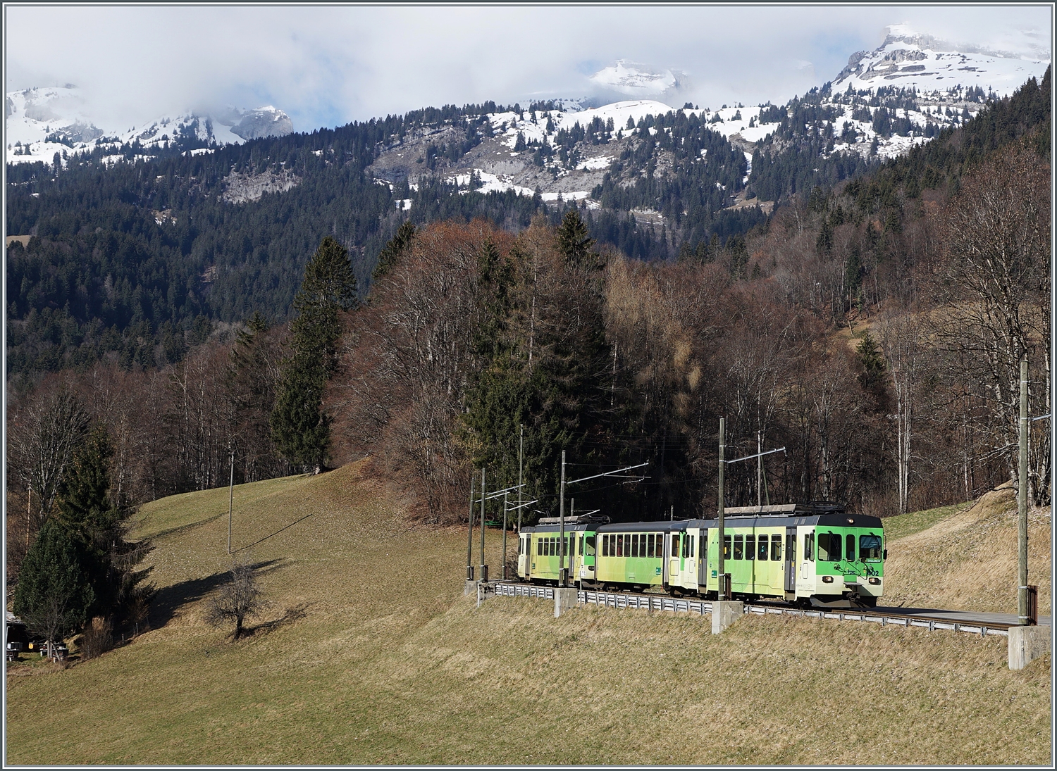 Mit dem TPC ASD BDe 4/4 403, einem Bt und dem BDe 4/4 402 kommt der Regio 71 432 auf seiner Fahrt von Aigle nach Les Diablerets von Le Sépey wieder zurück und wird in Kürze die  Abzweigstation Les Planches (Aigle) erreichen.

17. Februar 2024