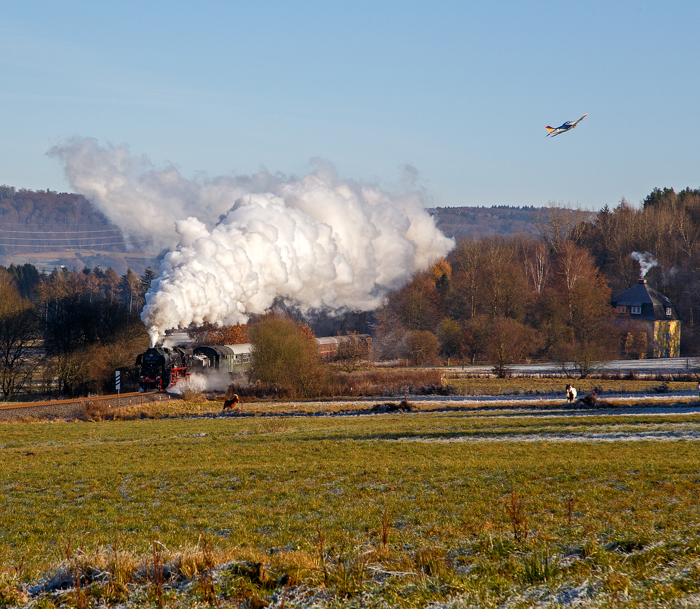 Mit mächtig langer Rauchfahne über den Westerwald....
Die 52 1360-8 bzw. 52 360  (90 80 0052 360-9 D-HEV) vom Verein zur Förderung des Eisenbahnmuseums Vienenburg e.V.  mit dem Dampfsonderzug der Eisenbahnfreunde Treysa e.V., am 03 Dezember 2016 auf der Glühweinfahrt von Limburg nach Westerburg über die Oberwesterwaldbahn (KBS 461), hier bei Berzhahn. Da über fliegt eine Alpi Pioneer 300.

Die Lok wurde 1943 von August Borsig Lokomotiv-Werke in Berlin unter der Fabriknummer 15457 gebaut. Sie ist noch eine der letzten drei Altbau 52er mit Generalreparierten Kessel der DR. Sie hat eine Leistung von 1.600 PS und schafft eine Höchstgeschwindigkeit von 80 km/h.
