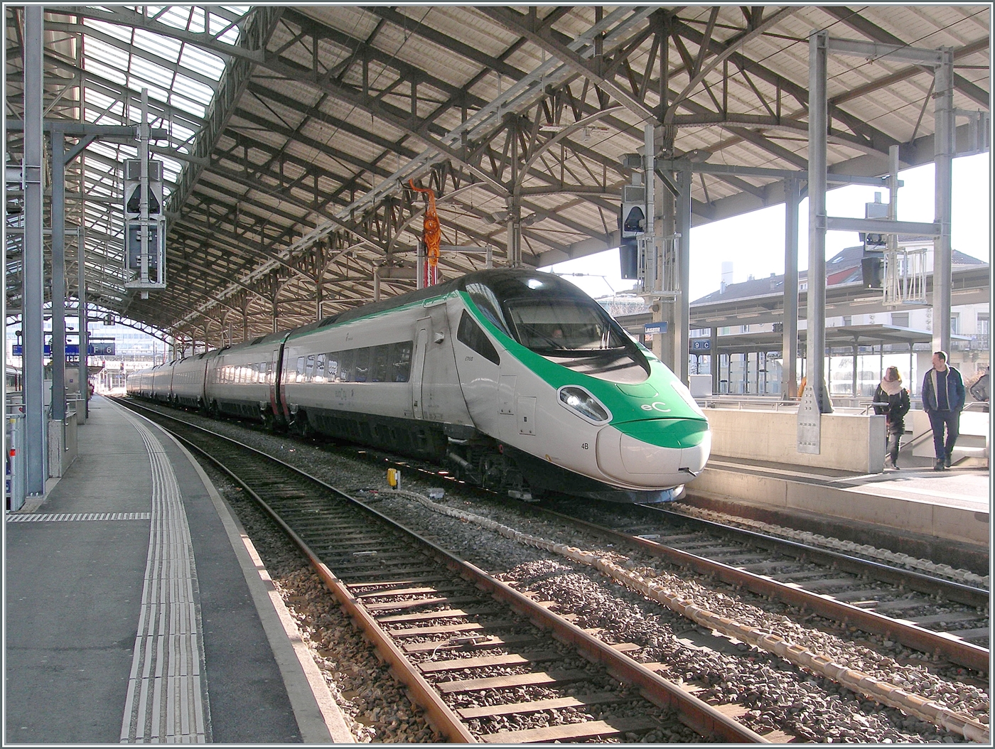 Nicht wie erhofft in Frecciarossa Farben, sondern in Grün werden künftig die FS Treniatlia ETR 610 zu sehen sein - und dies ist nur die halbe Wahrheit und eine weitere Rechtfertigung für den Namen Pinocchio: Nur ein Teil des Zuges ist Grün, der überwiegende Rest ist phantasielos weiss/schwarz. Es ist erstaunlich, dass der Zug OHNE rote Markierung in Italien überhaut fahren darf. 
Der Trenitalia ETR 610 004 (UIC 93 85 5 610 404-1 CH-TI) ist als EC 40 von Milano nach Genève Aéroport in Lausanne angekommen 

16. Dezember 2024