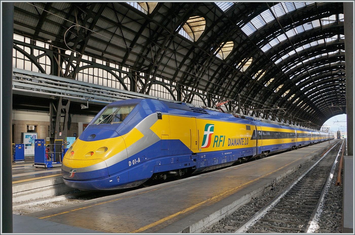 Noch einmal, nun in voller L�nge der RFI ETR 500 Diamante 2.0 mit Triebkopf 93 83 2404 648-2 I-RIF in Milano Centrale.

17. Sept. 2025 