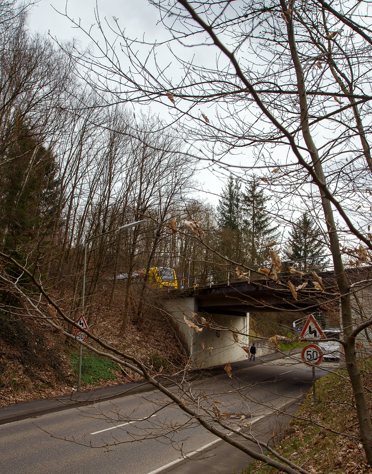 Nun fahren die Triebwagen der HLB RB 96 „Hellertalbahn“ auch endlich wieder den Bahnhof Herdorf an. Leider ist aber dann in Herdorf am Hp Königstollen Schluss, ab dort gibt es dann von und nach Betzdorf (Sieg) SEV. Nach dem Hangrutsch (Felssturz) am 23. Dezember 2022 in Herdorf kurz hinter dem Hp  Königsstollen (bei km 88,4), ist der Abschnitt nach Betzdorf weiterhin bis mindestens bis zum kleinen Fahrplanwechsel am 11. Juni 2023, gesperrt. Aber diese ungewöhnliche Führung bis zum Hp  Königsstollen, über den Bahnhof Herdorf hinaus ist nötig, denn in den nächsten Tagen sollen die der Abriss und der Neubau der „Hellerbrücke“ der Hellerstraße (bei „Steinaus Eck“) beginnen und der SEV wäre so nur noch über Daaden oder Kirchen möglich.

Oben der VT 506 (95 80 1648 106-0 D-HEB / 95 80 1648 606-9 D-HEB), ein Alstom Coradia LINT 41 der neuen Generation / neue Kopfform, der HLB (Hessische Landesbahn GmbH) hat am 20.03.2023, als RB 96 „Hellertalbahn“ nach Betzdorf, die derzeitige Endstation Herdorf Hp Königstollen erreicht. Während und gerade der SEV Bus die Station erreicht. Zwischen hier und Betzdorf (Sieg) gibt es dann nur SEV.