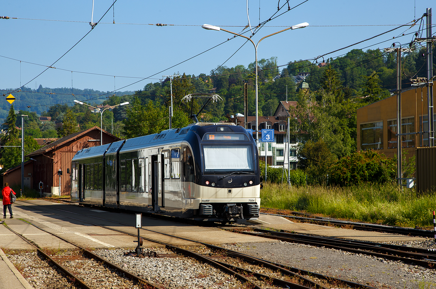 Nun steht der MVR (ex CEV) SURF ABeh 2/6 7504  Vevey , als Regionalzug nach Vevey am 27.05.2023 im Bahnhof Blonay zur Abfahrt bereit. 

SURF steht für Série Unifiée Romande pour Réseau Ferré métrique (Einheitliche Serie für das Westschweizer Meterspurige Schienennetz). Diese ab 2015 gebaute meterspurige Triebzüge mit gemischtem Adhäsions- und Zahnradbetrieb gehören zu den Stadler GTW der 4. Generation.
