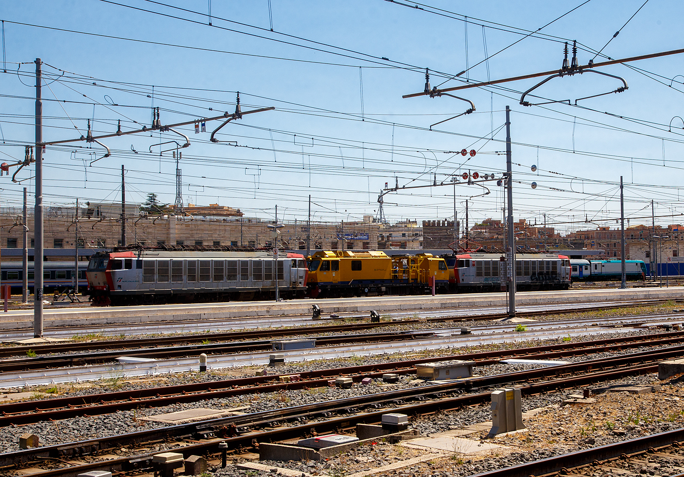 Nun verlässt der MerMec Mess- und Diagnose-Dieseltriebwagen SIRTER 2.0 / D.165.005 (99 83 9 165 005-3 I-RFI) der RFI - Rete Ferroviaria Italiana, im Sandwich zwischen zwei „Tigern“ E.652.091-6 und E.652.138-5 (91 83 2652 091-6 I-MIR und 91 83 2652 138-5 I-MIR), sechsachsige E-Loks, der Mercitalia Rail S.r.l. am 14. Juli 2022 den Bahnhof Roma Termini.